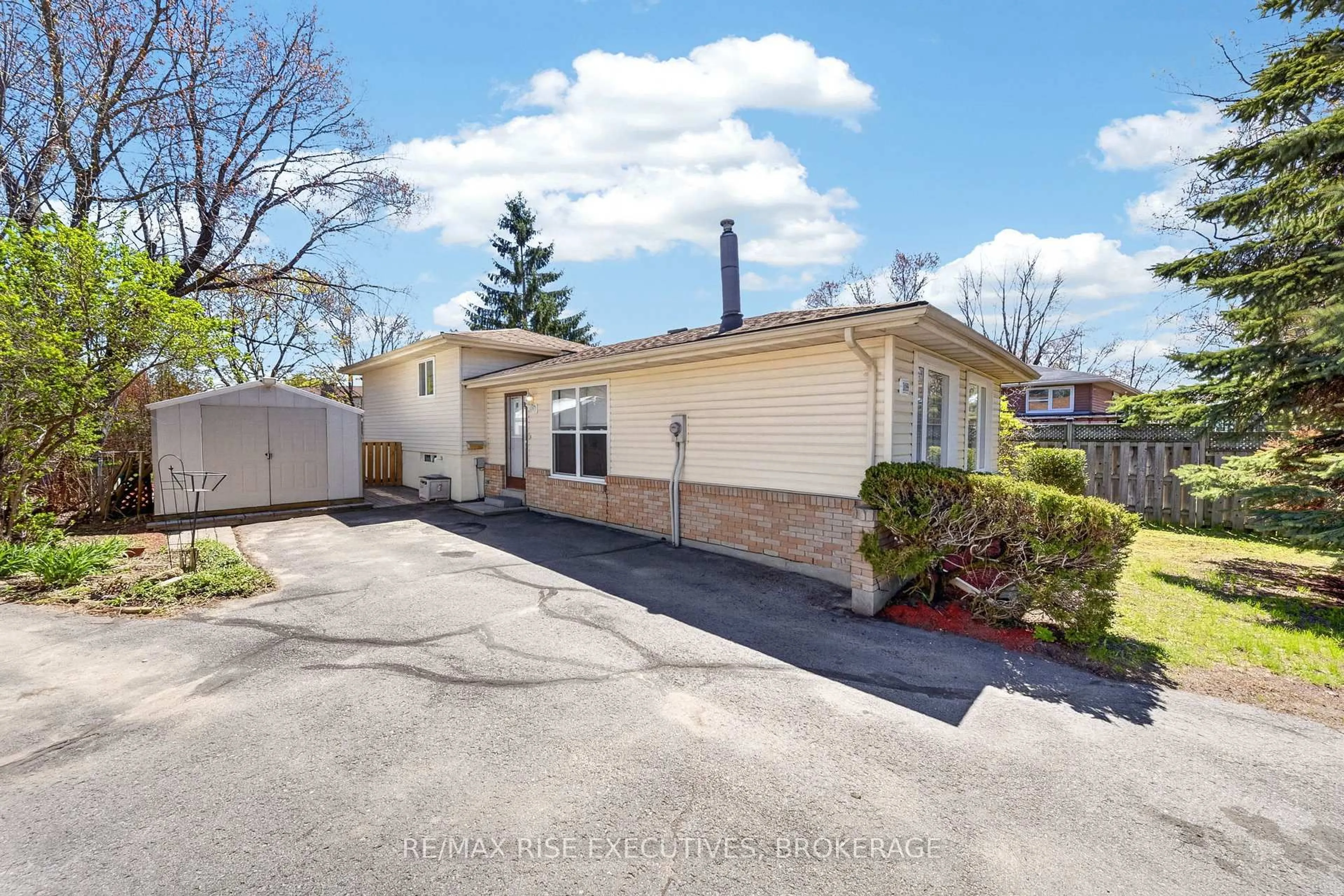 A pic from outside/outdoor area/front of a property/back of a property/a pic from drone, street for 1089 Pinewood Pl, Kingston Ontario K7P 1K9