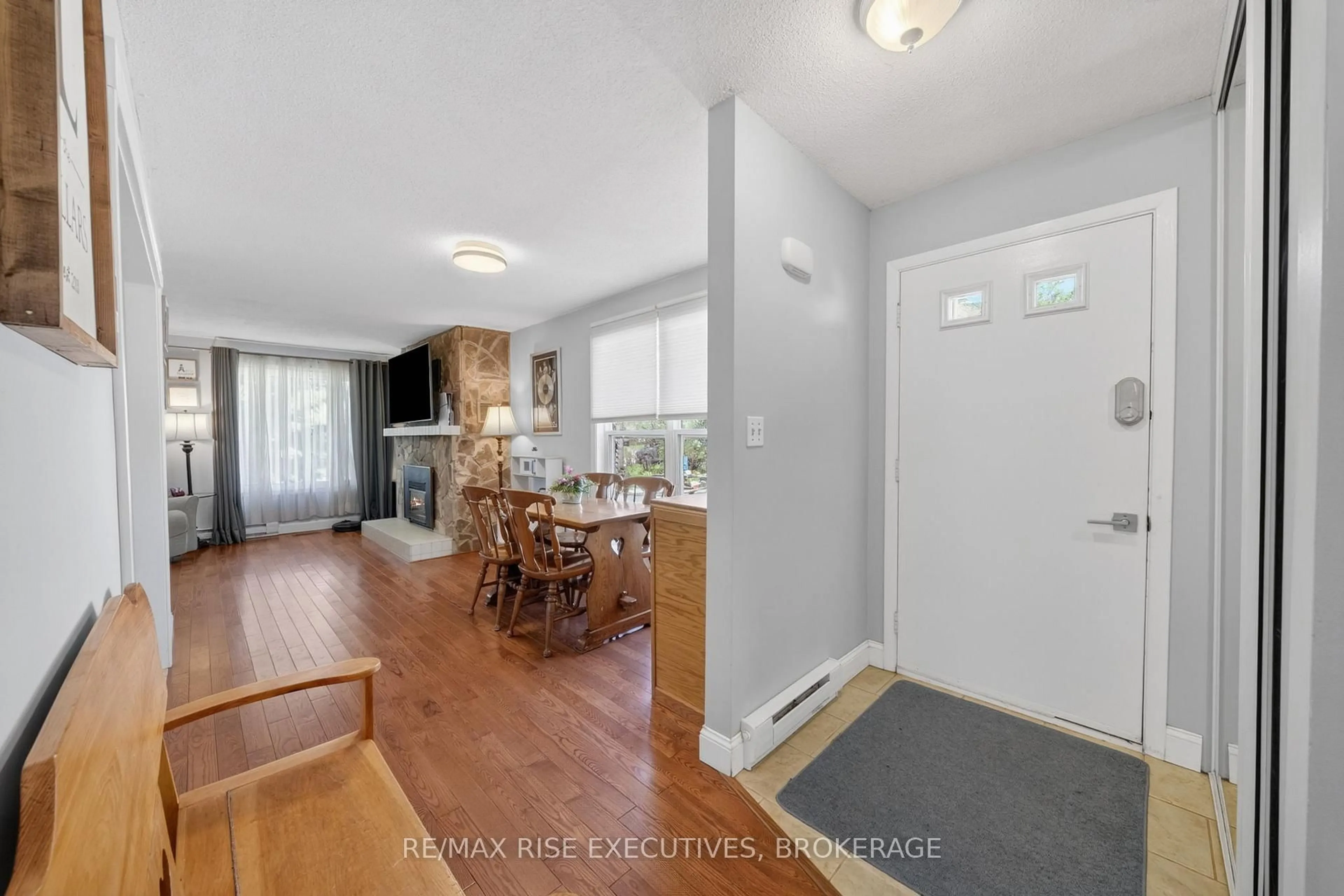 Indoor entryway for 1089 Pinewood Pl, Kingston Ontario K7P 1K9