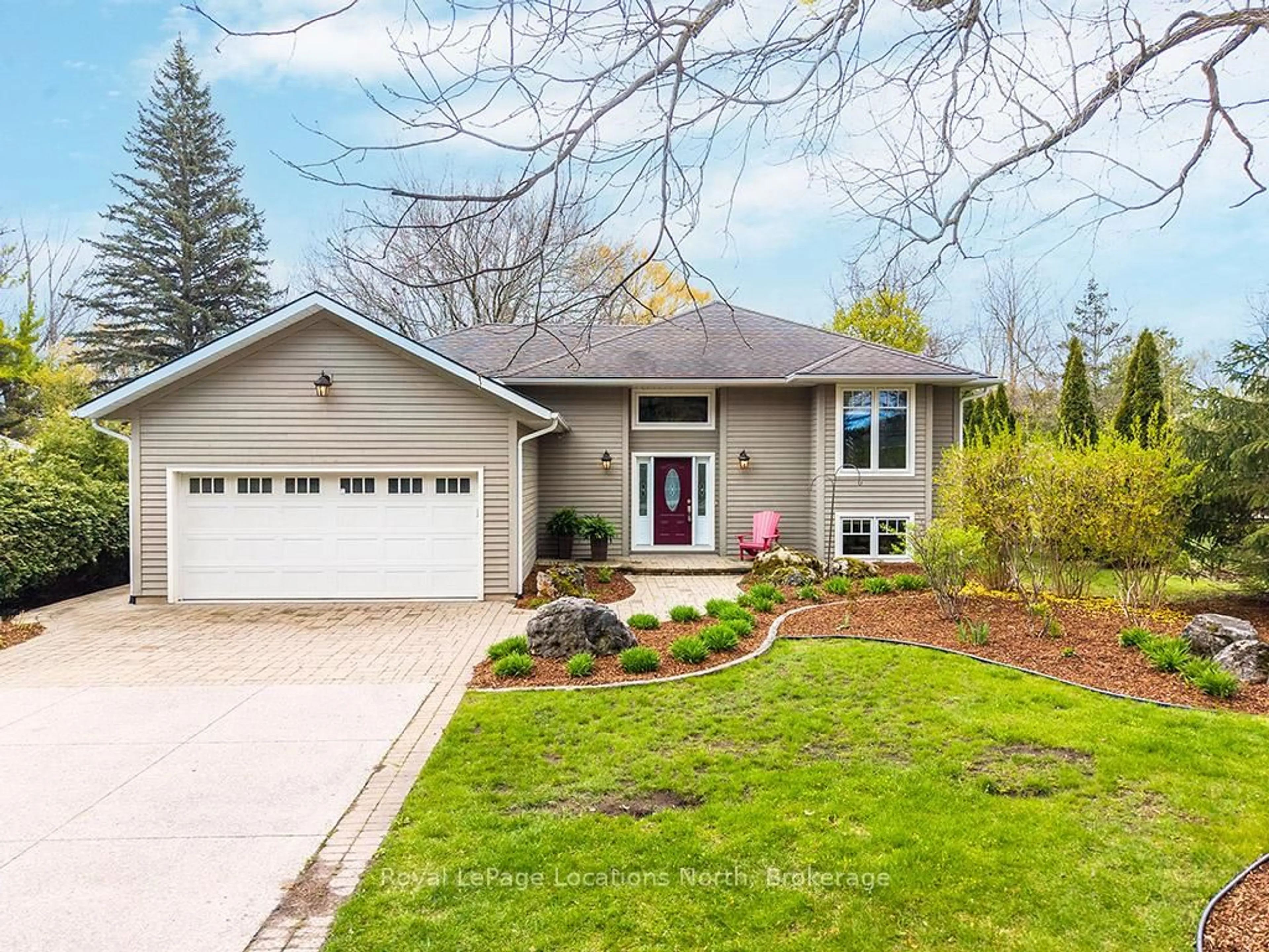 Home with vinyl exterior material, street for 138 Russell St, Blue Mountains Ontario N0H 2P0