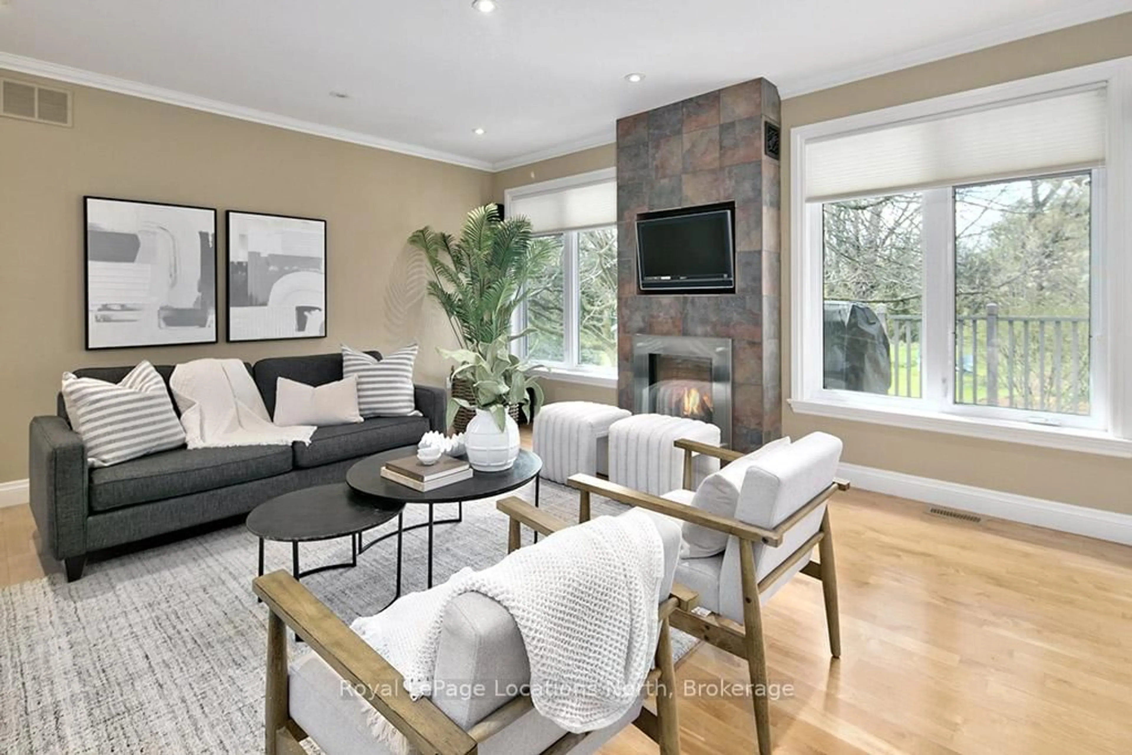 Living room with furniture, unknown for 138 Russell St, Blue Mountains Ontario N0H 2P0