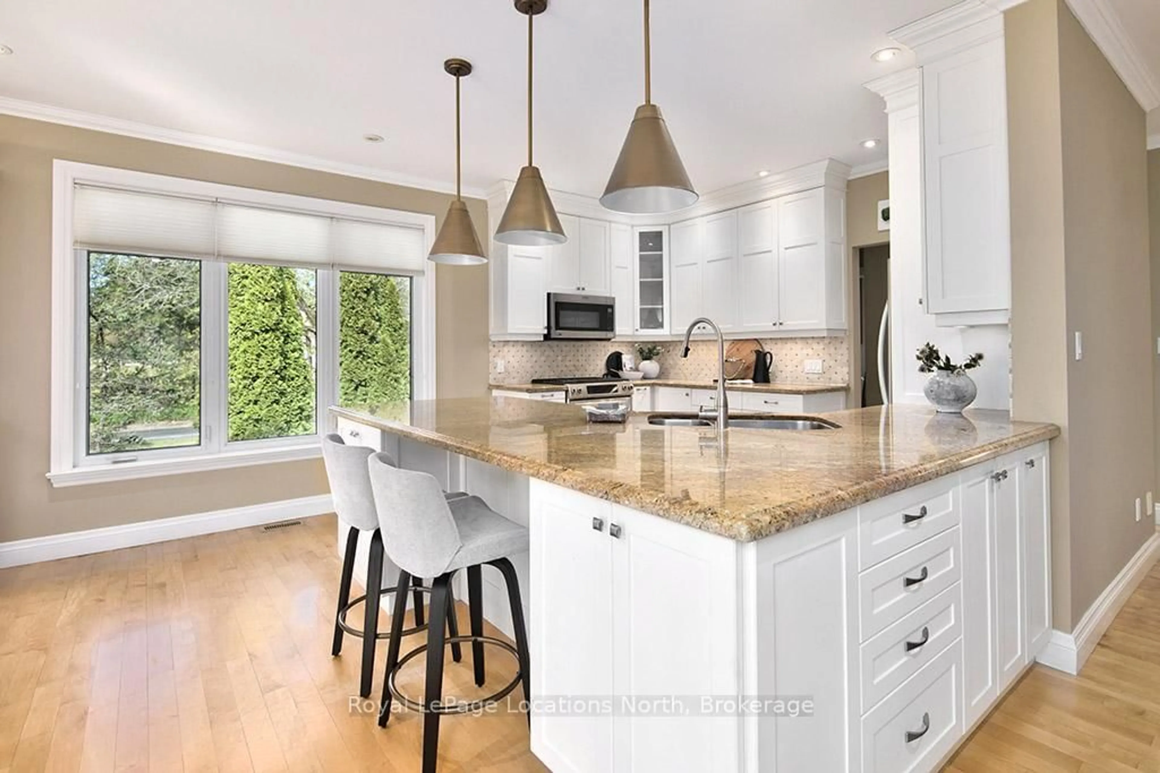 Contemporary kitchen, unknown for 138 Russell St, Blue Mountains Ontario N0H 2P0
