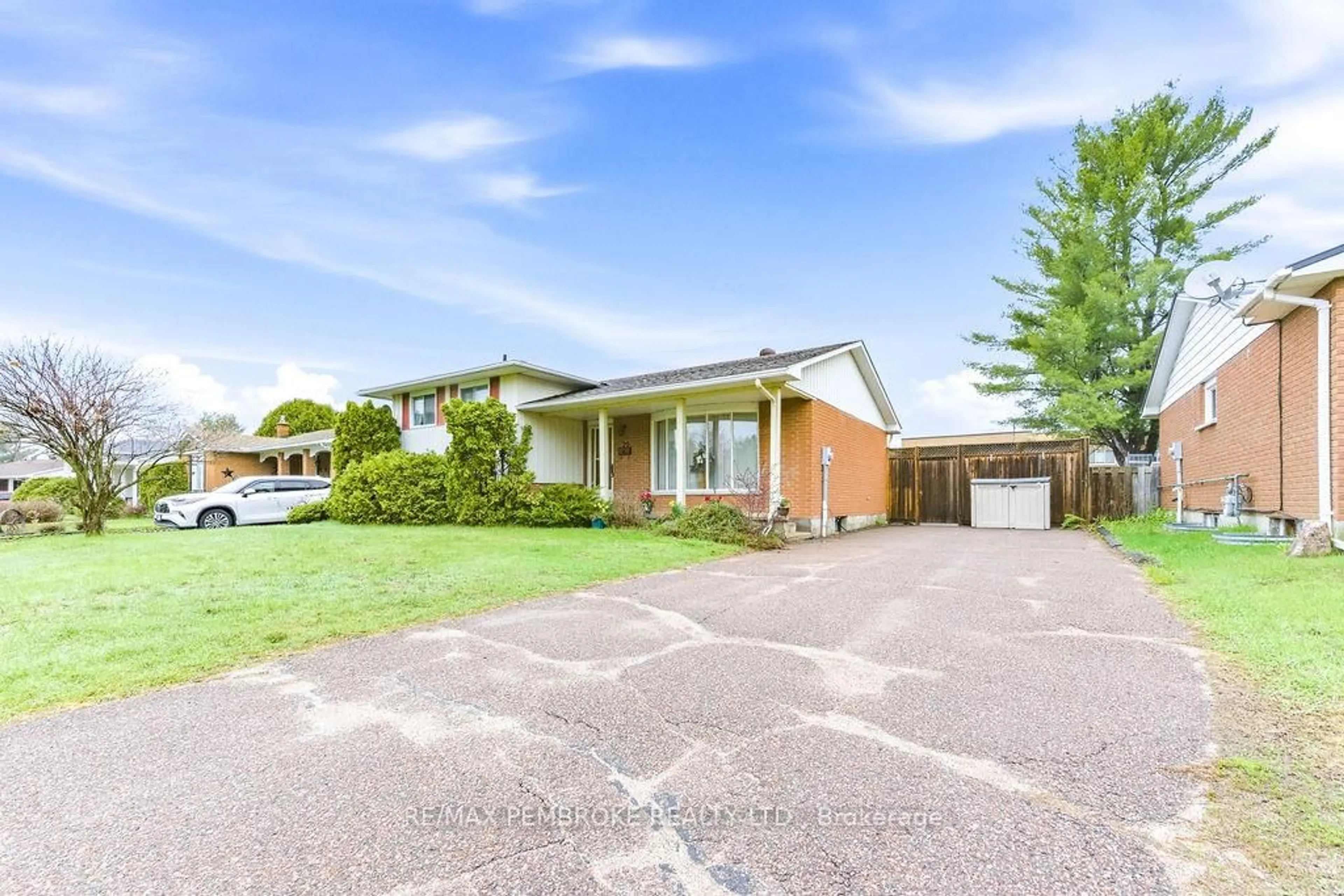 A pic from outside/outdoor area/front of a property/back of a property/a pic from drone, street for 20 Maple Ave, Petawawa Ontario K8H 2Y5