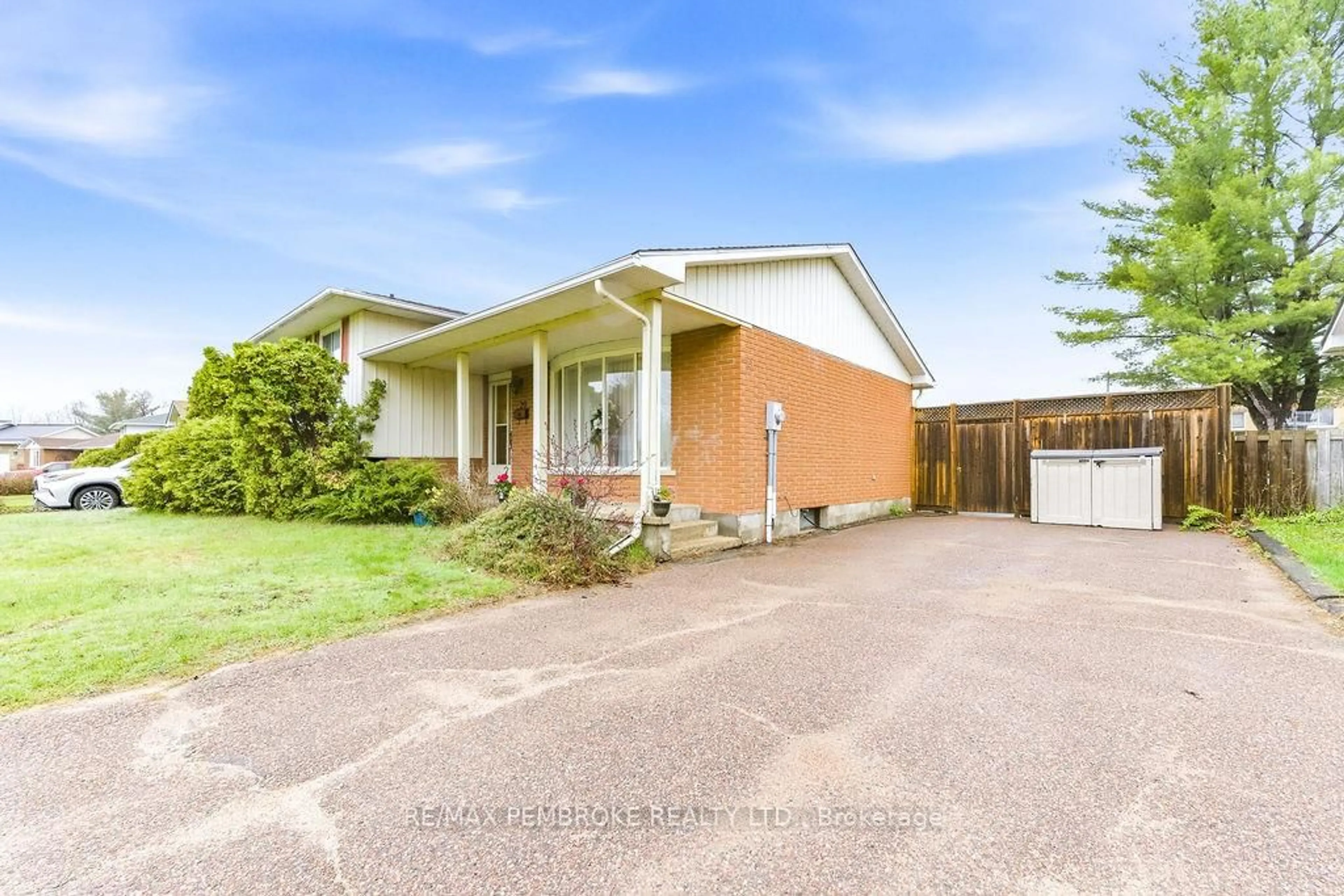 A pic from outside/outdoor area/front of a property/back of a property/a pic from drone, street for 20 Maple Ave, Petawawa Ontario K8H 2Y5