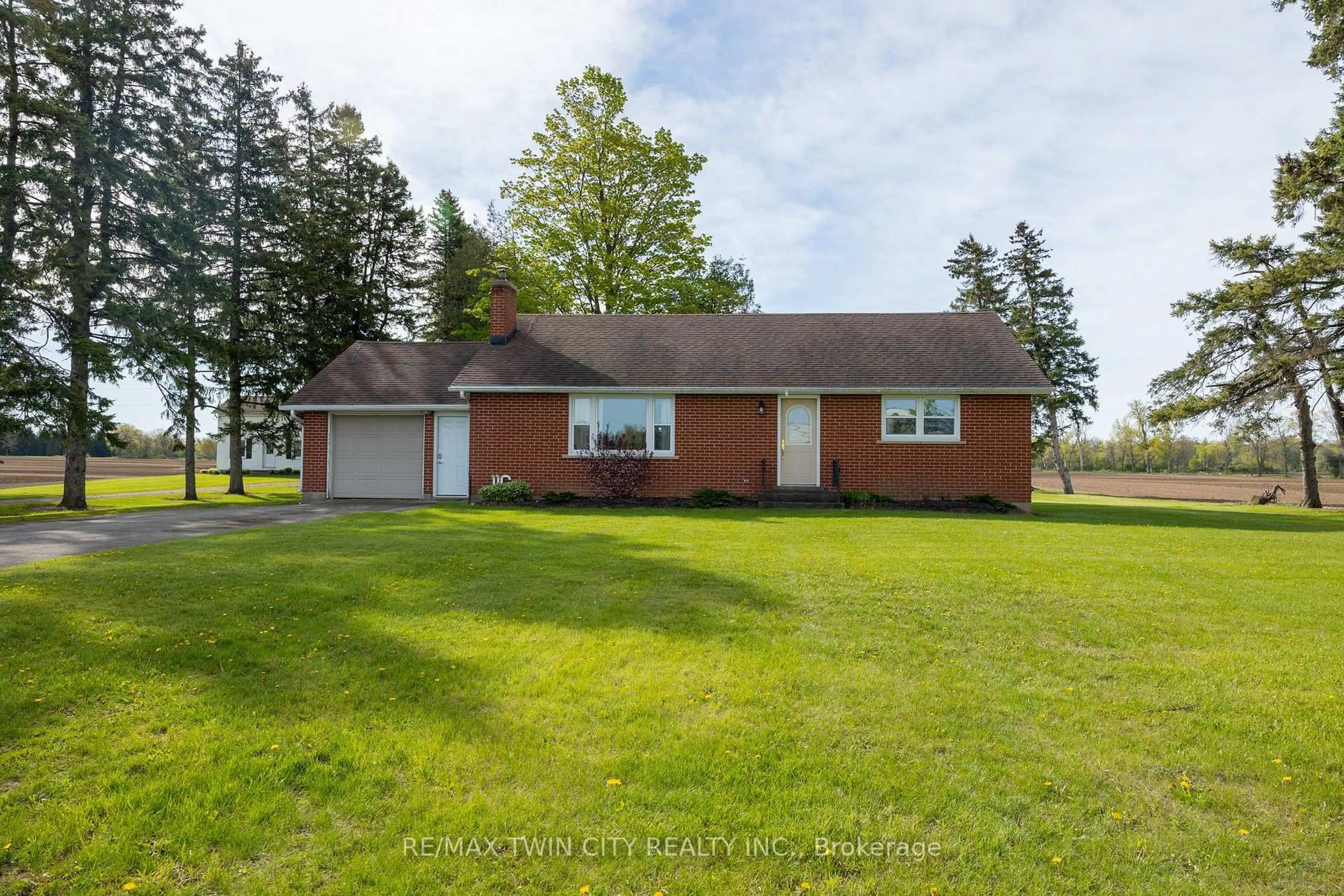 A pic from outside/outdoor area/front of a property/back of a property/a pic from drone, unknown for 522 ELLIS Ave, Brant Ontario N3T 5L5