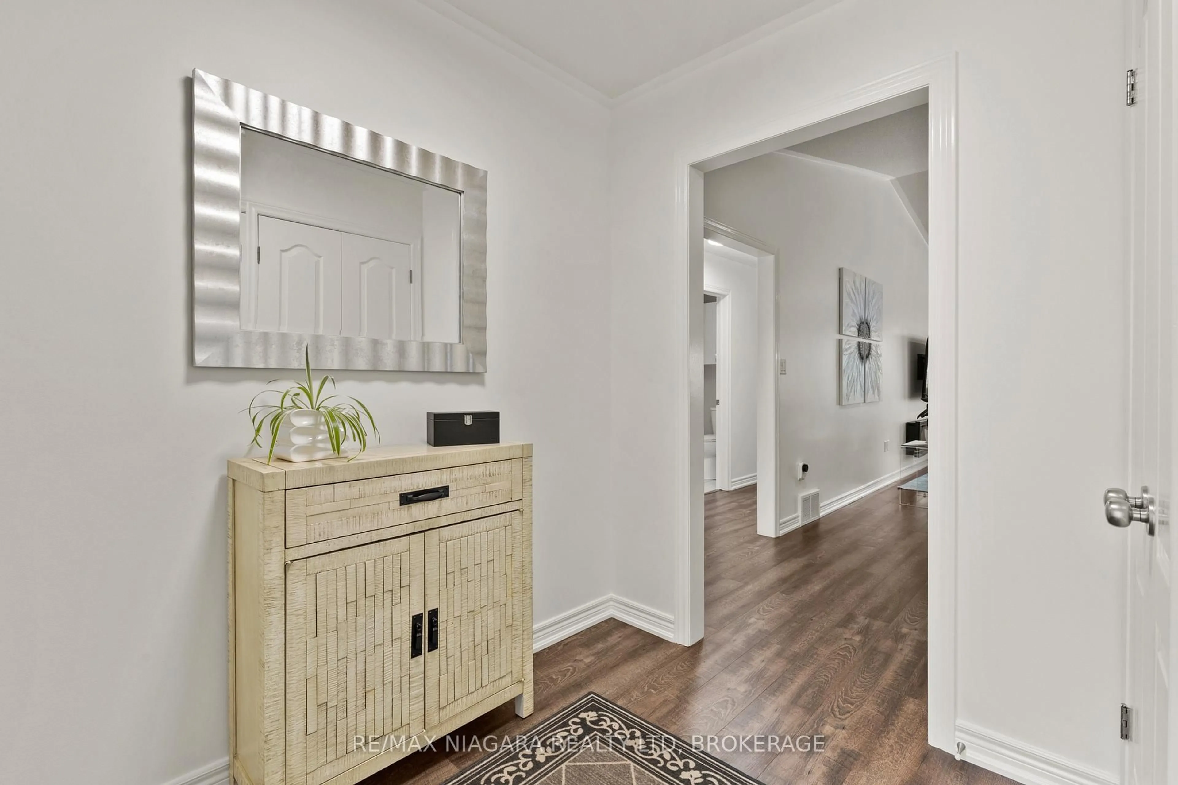 Indoor entryway for 92 Cedar Park Dr, Welland Ontario L3C 7C8