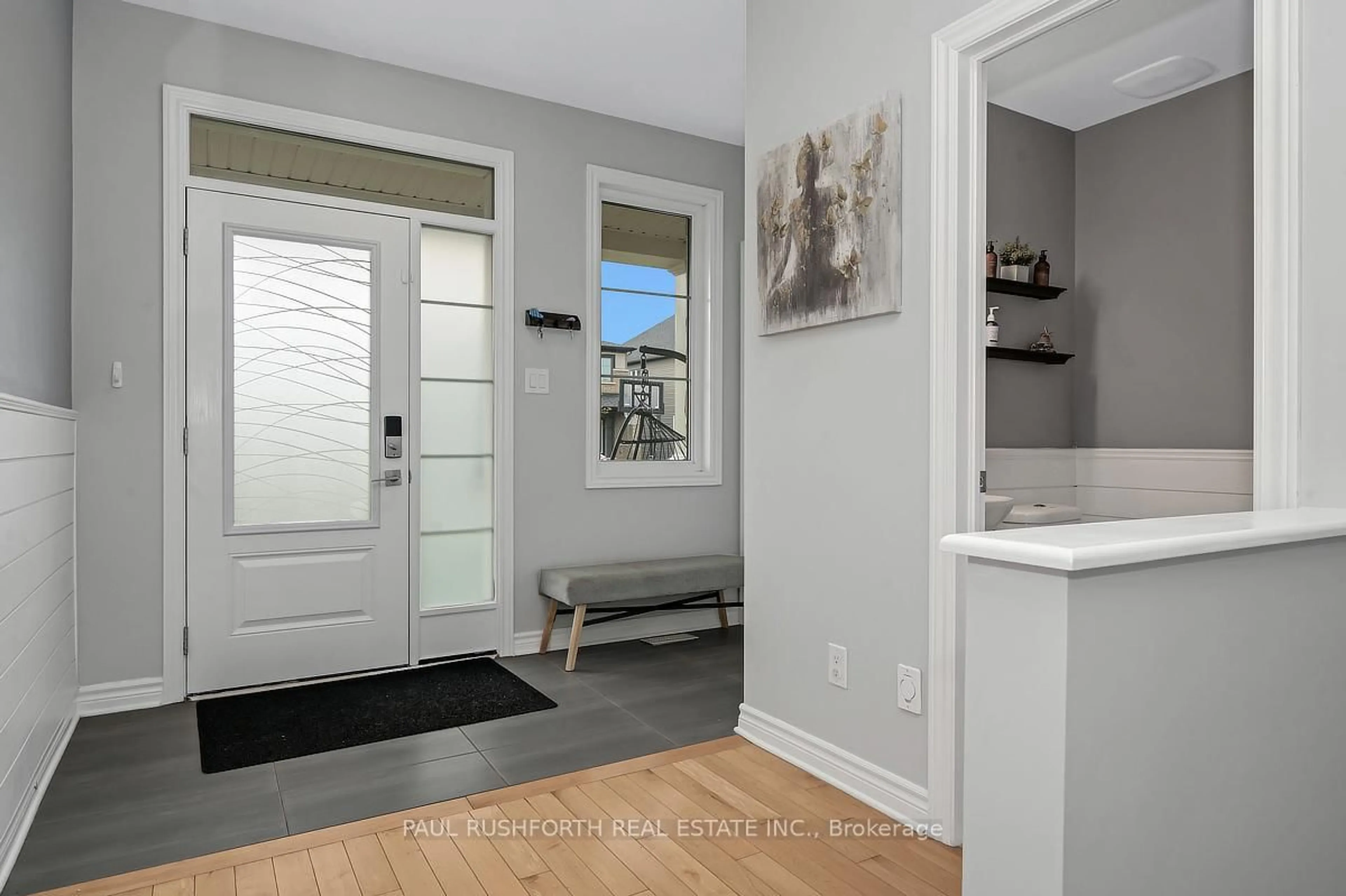 Indoor entryway for 256 Hepatica Way, Ottawa Ontario K4A 0Y9