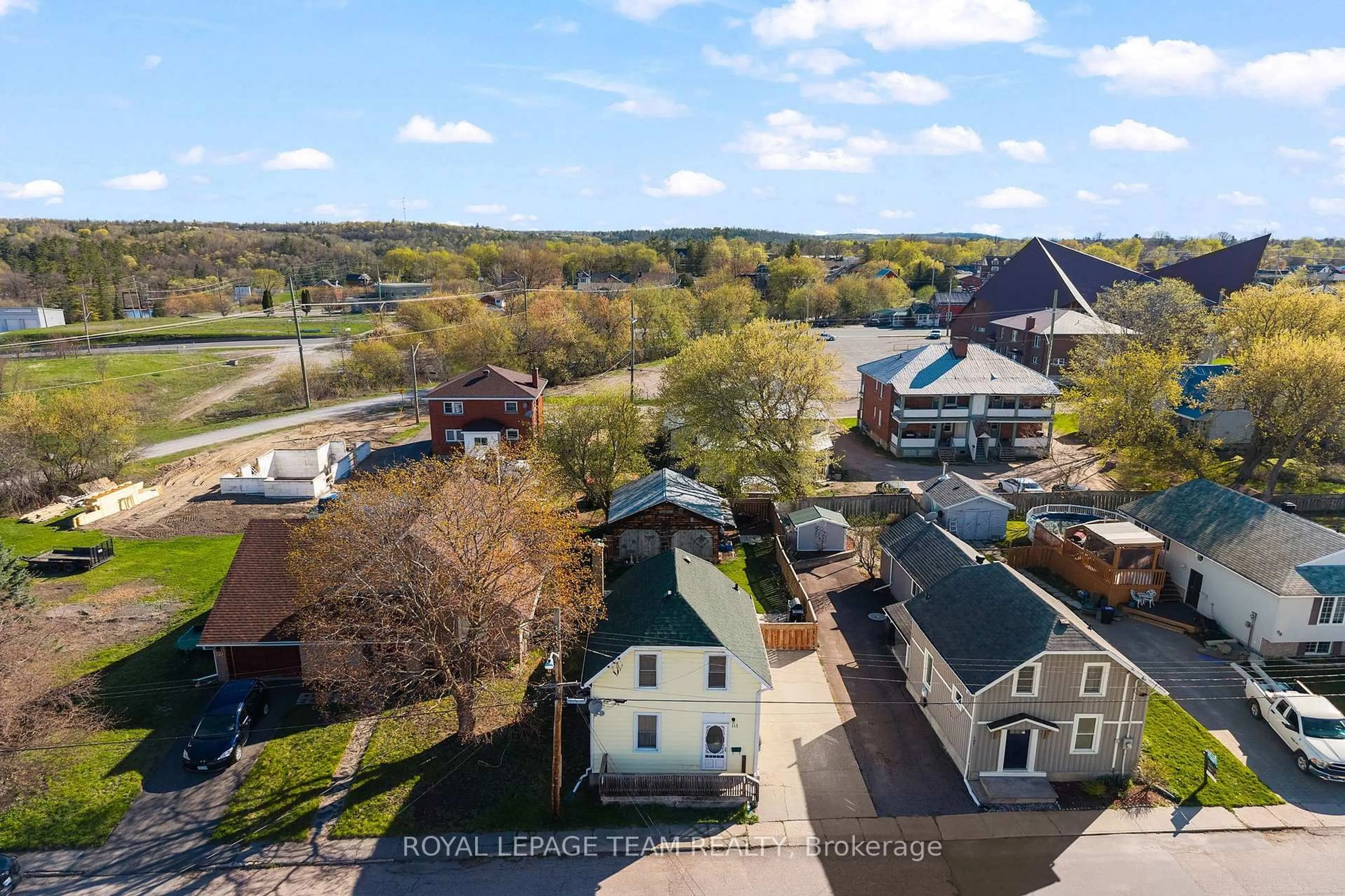 A pic from outside/outdoor area/front of a property/back of a property/a pic from drone, street for 113 QUEEN St, Renfrew Ontario K7V 2A4