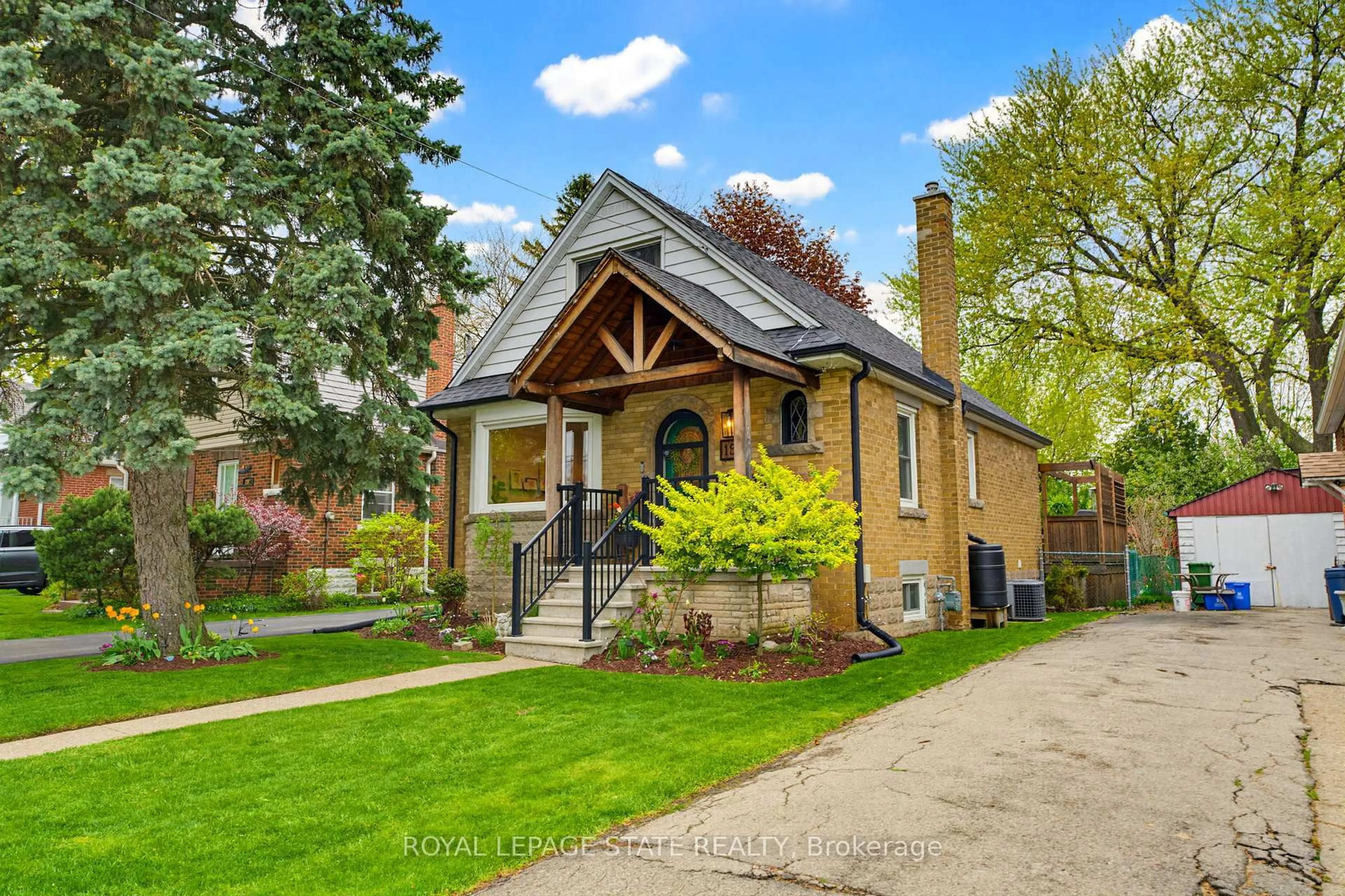 Home with brick exterior material, street for 198 East 19th St, Hamilton Ontario L9A 4S5