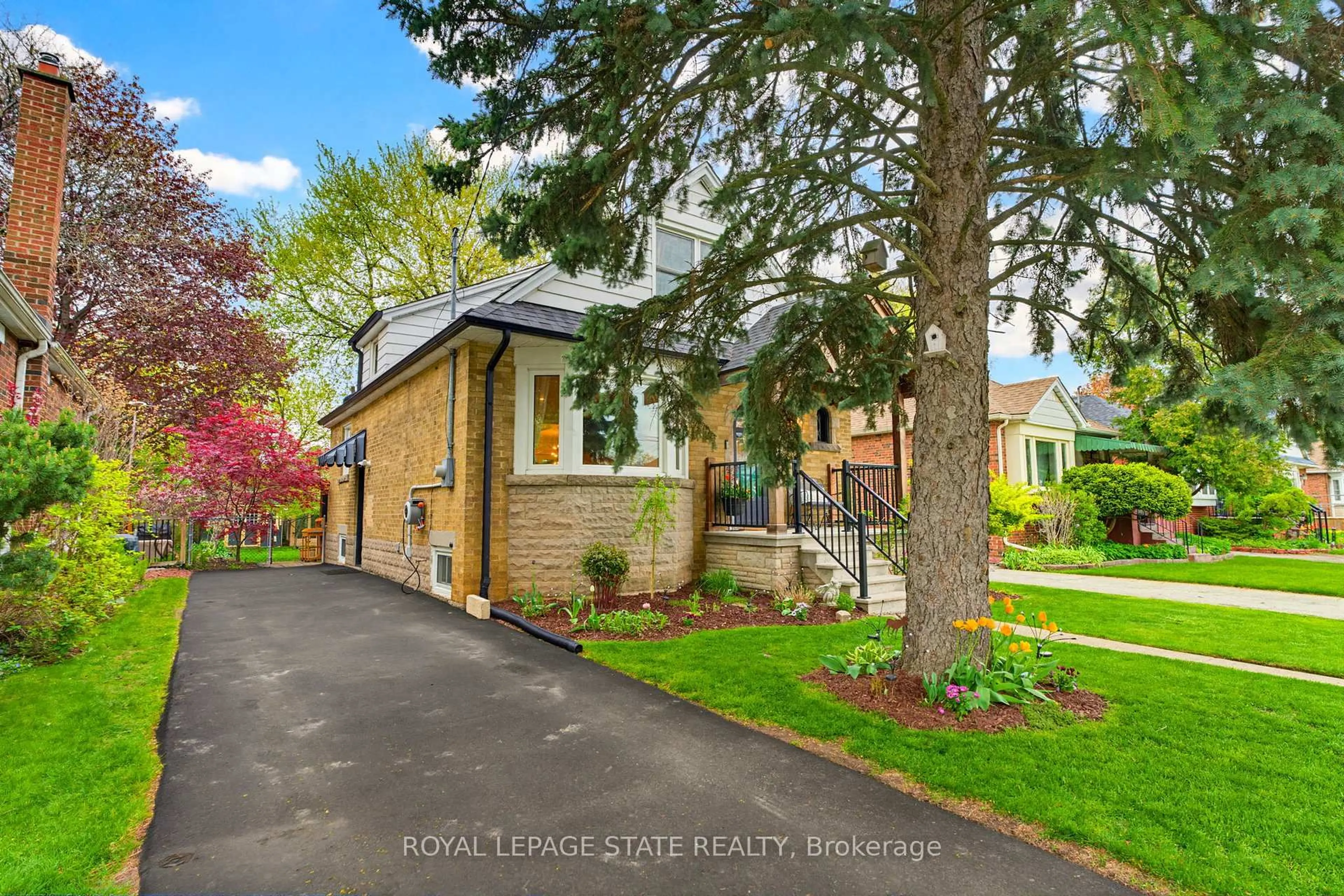 Home with brick exterior material, street for 198 East 19th St, Hamilton Ontario L9A 4S5
