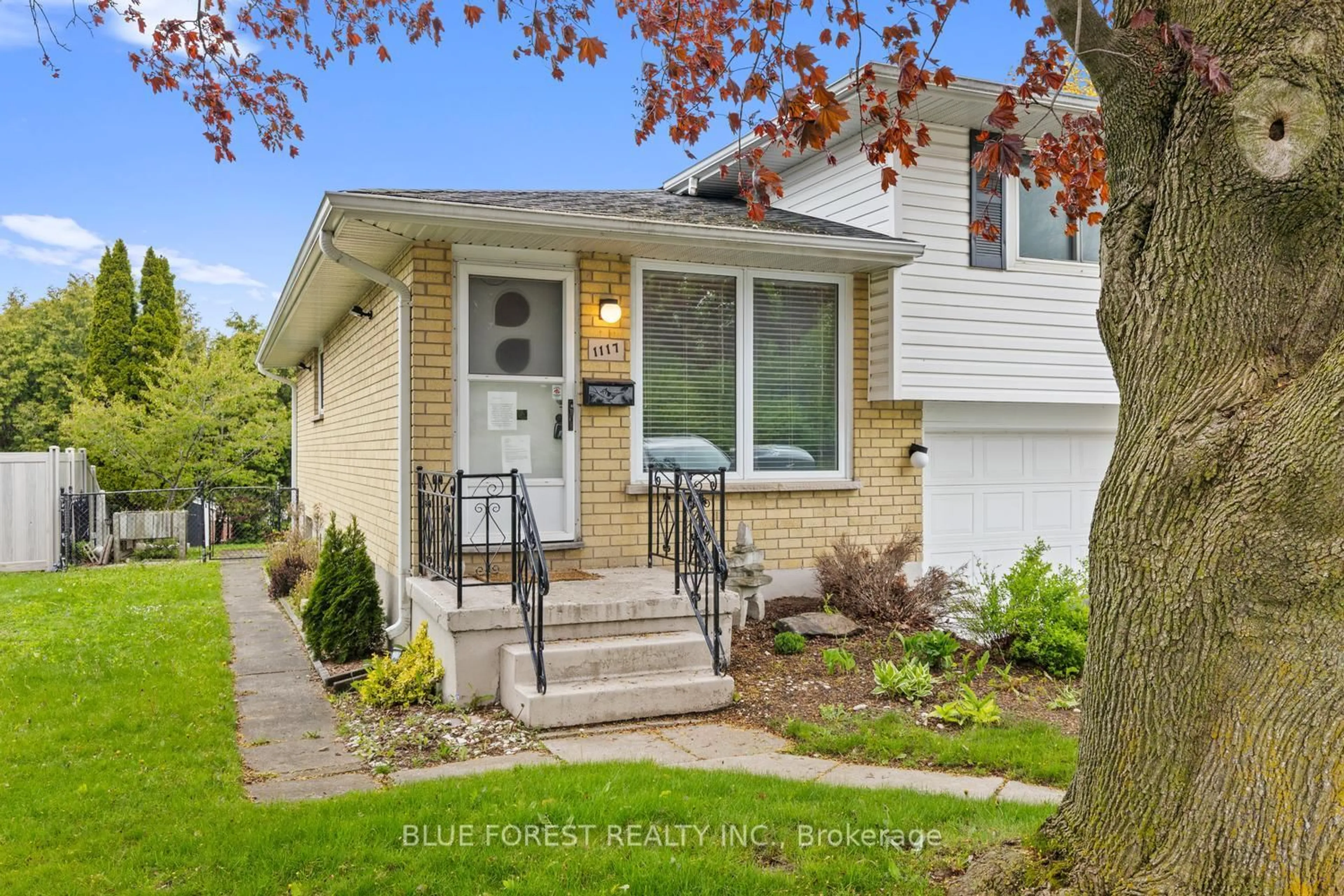 Home with vinyl exterior material, street for 1117 Byron Baseline Rd, London South Ontario N6K 2C7