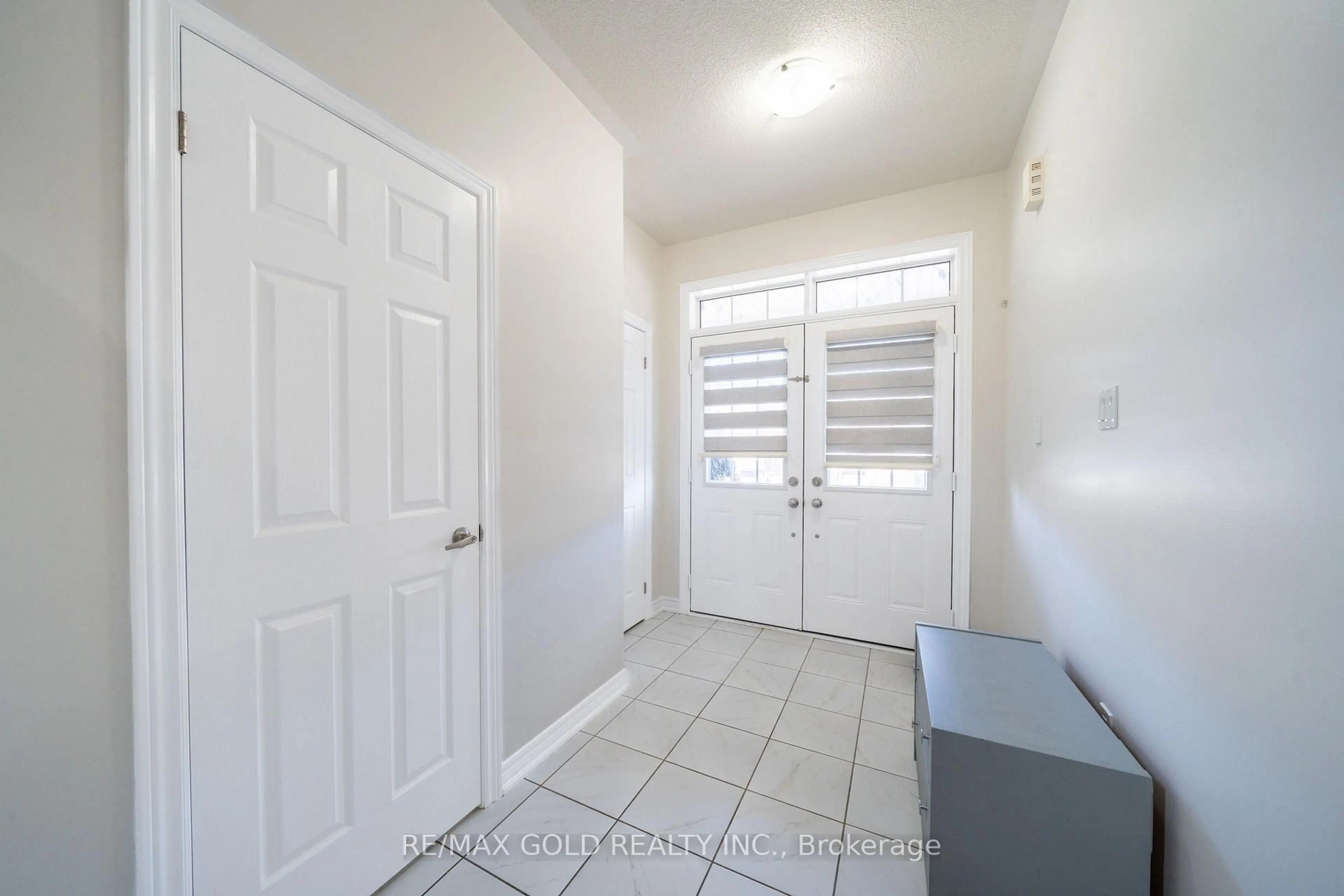 Indoor entryway for 162 CLARK St, Shelburne Ontario L9V 3W9