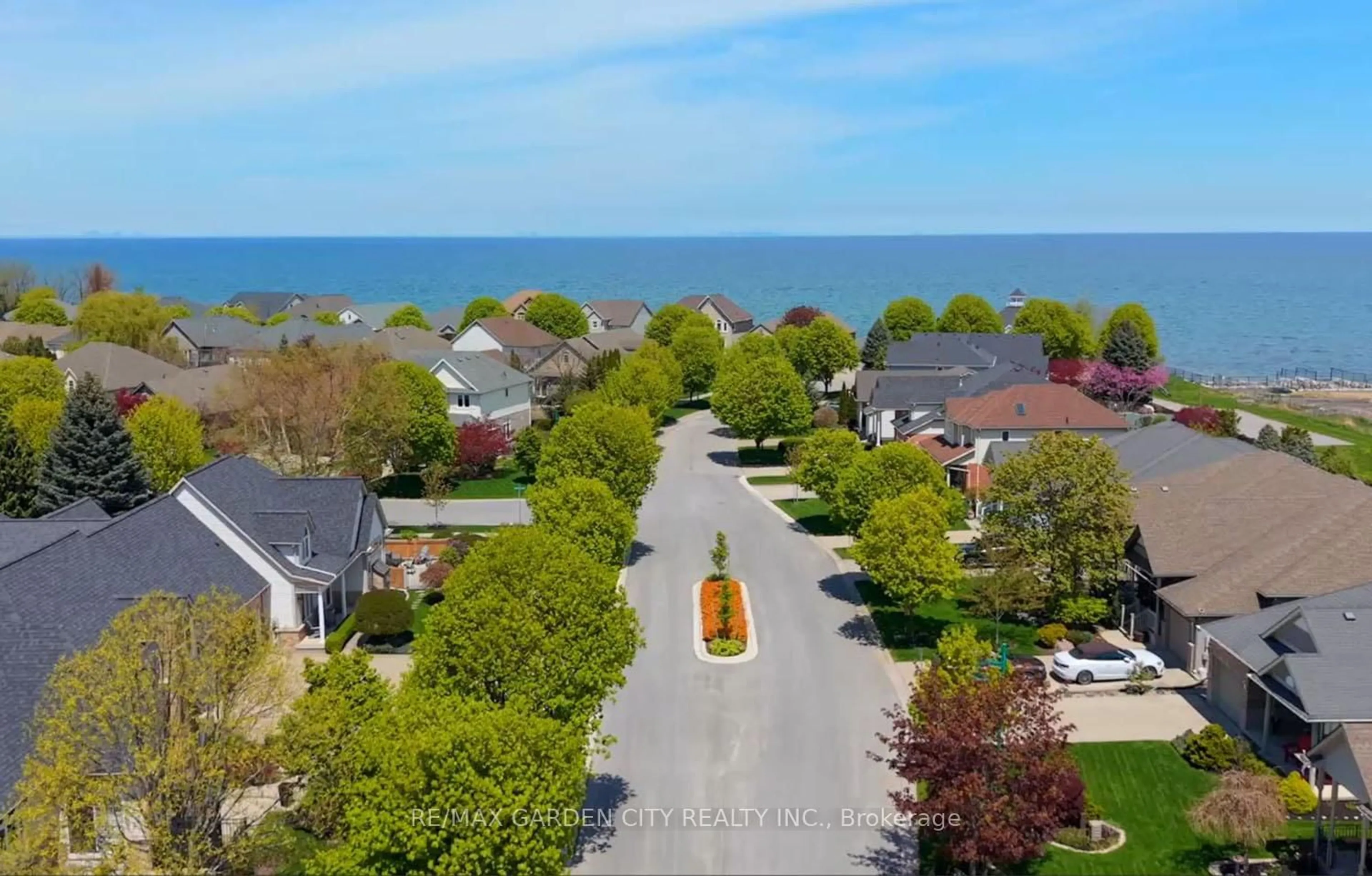 A pic from outside/outdoor area/front of a property/back of a property/a pic from drone, water/lake/river/ocean view for 3328 DUSTAN St, Lincoln Ontario L0R 2E0