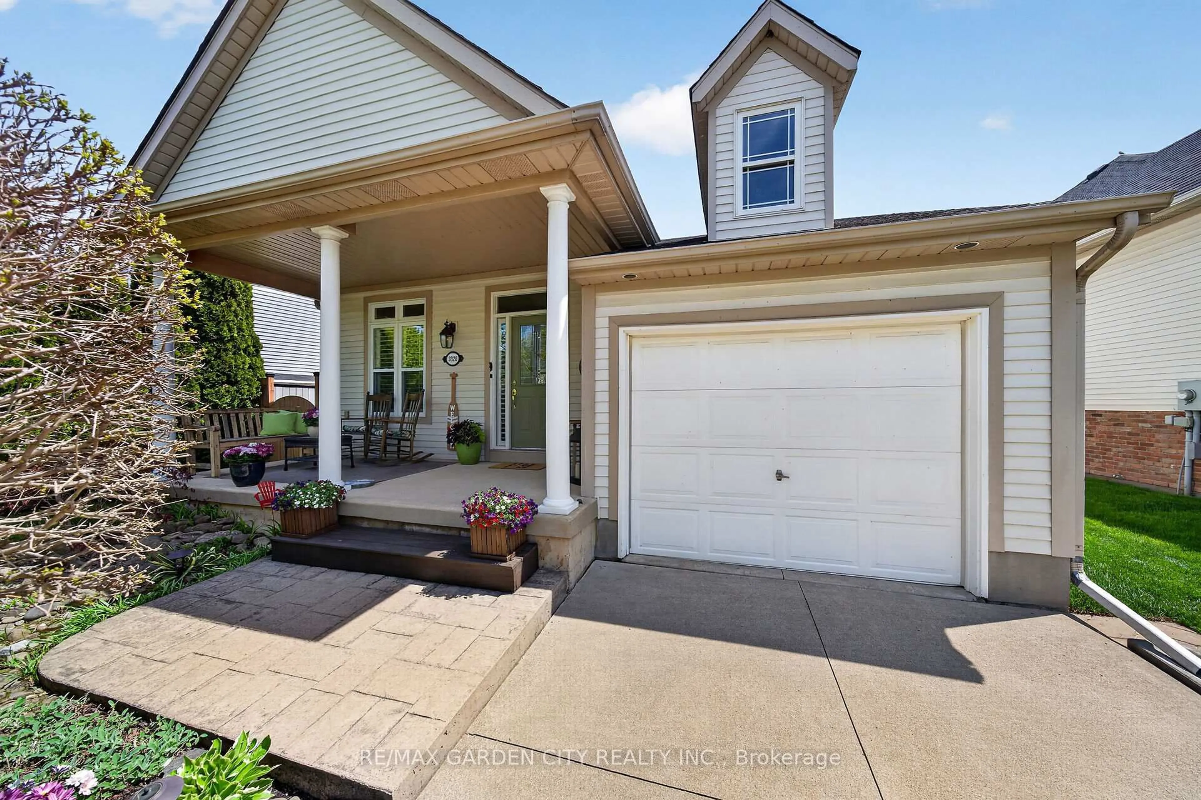 Home with vinyl exterior material, street for 3328 DUSTAN St, Lincoln Ontario L0R 2E0