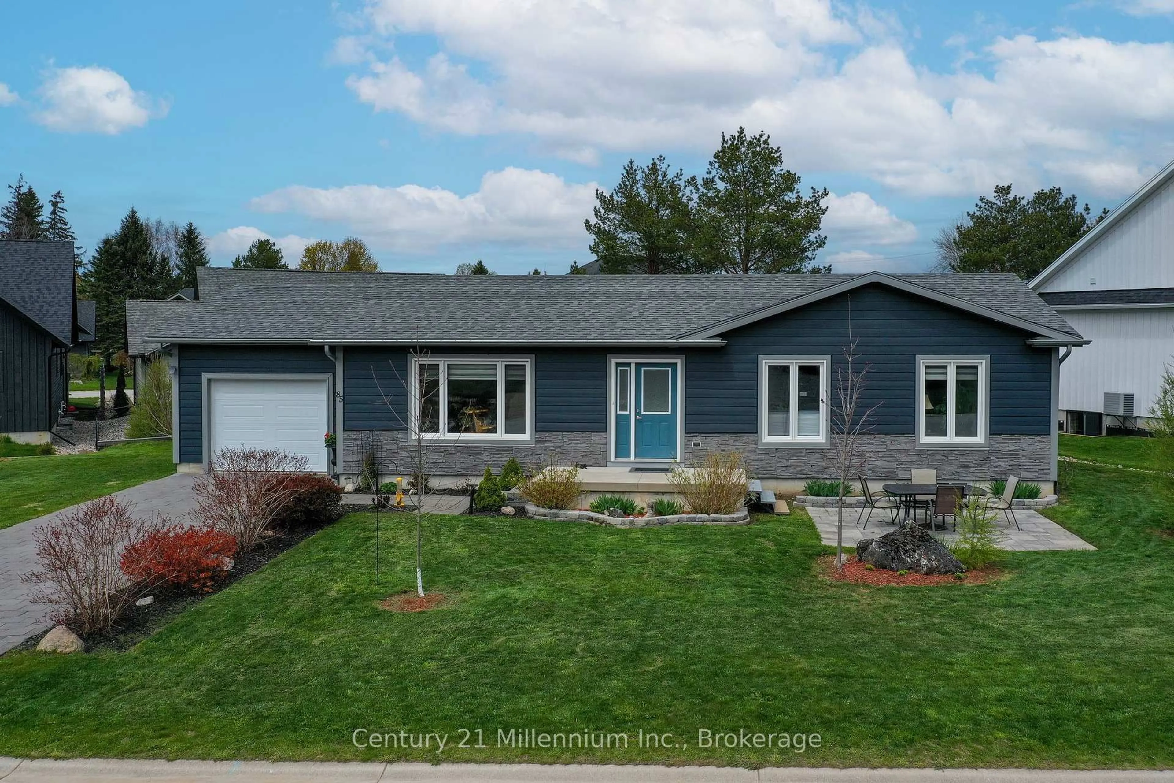 Home with vinyl exterior material, street for 85 Gordon Cres, Meaford Ontario N4L 0A9