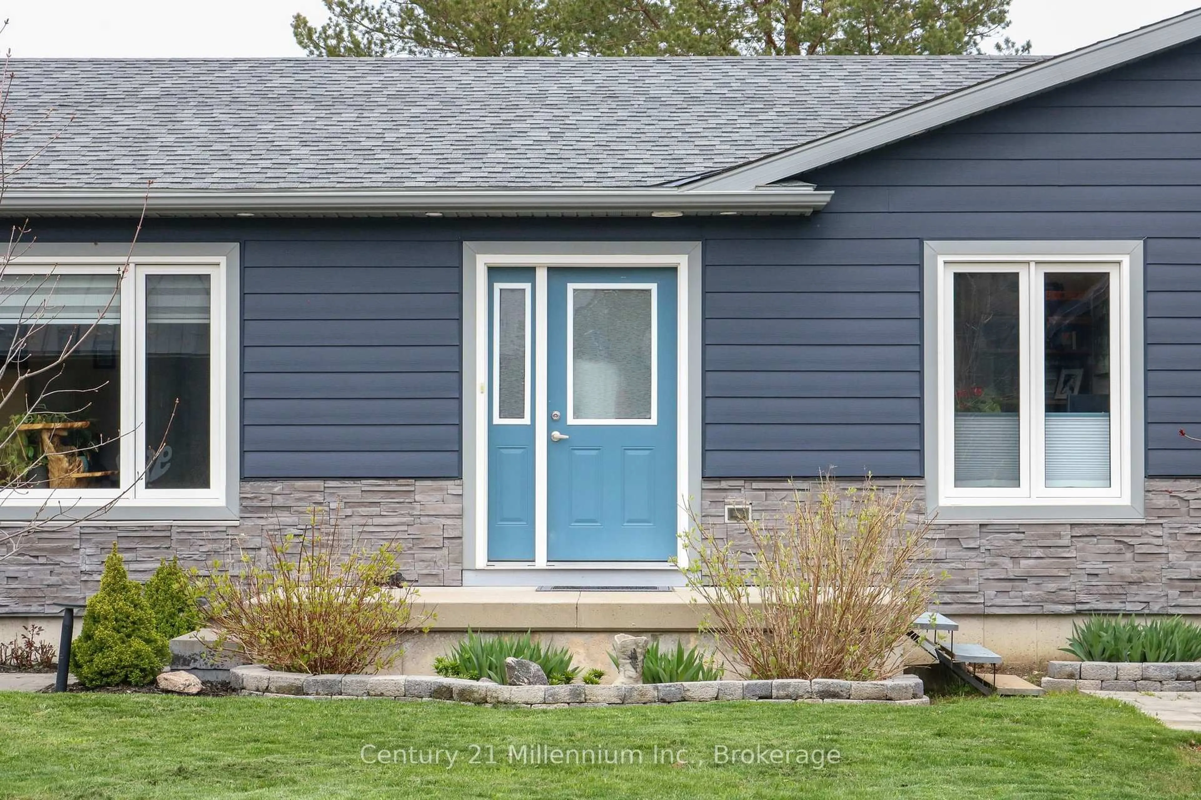 Home with vinyl exterior material, street for 85 Gordon Cres, Meaford Ontario N4L 0A9