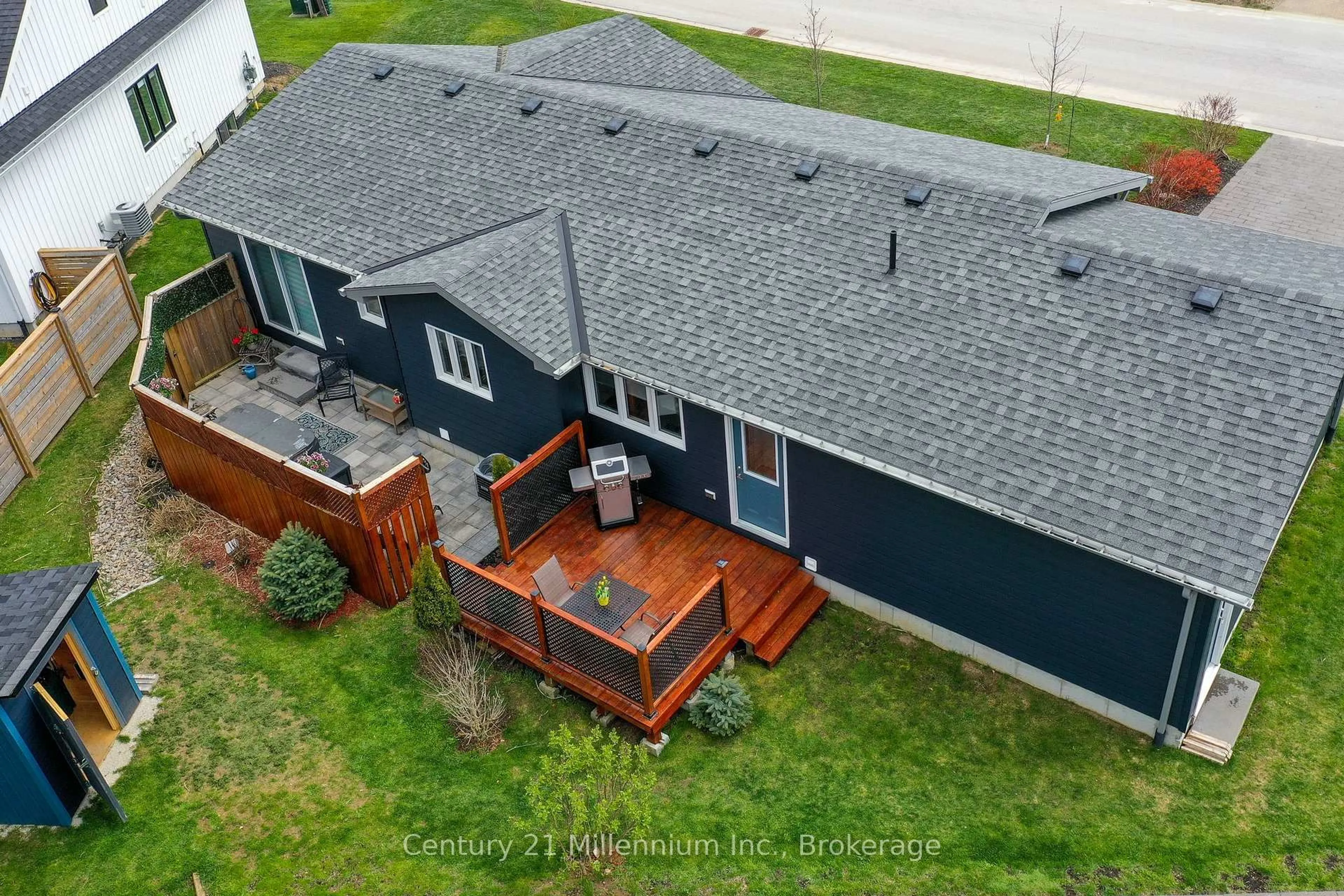 A pic from outside/outdoor area/front of a property/back of a property/a pic from drone, unknown for 85 Gordon Cres, Meaford Ontario N4L 0A9