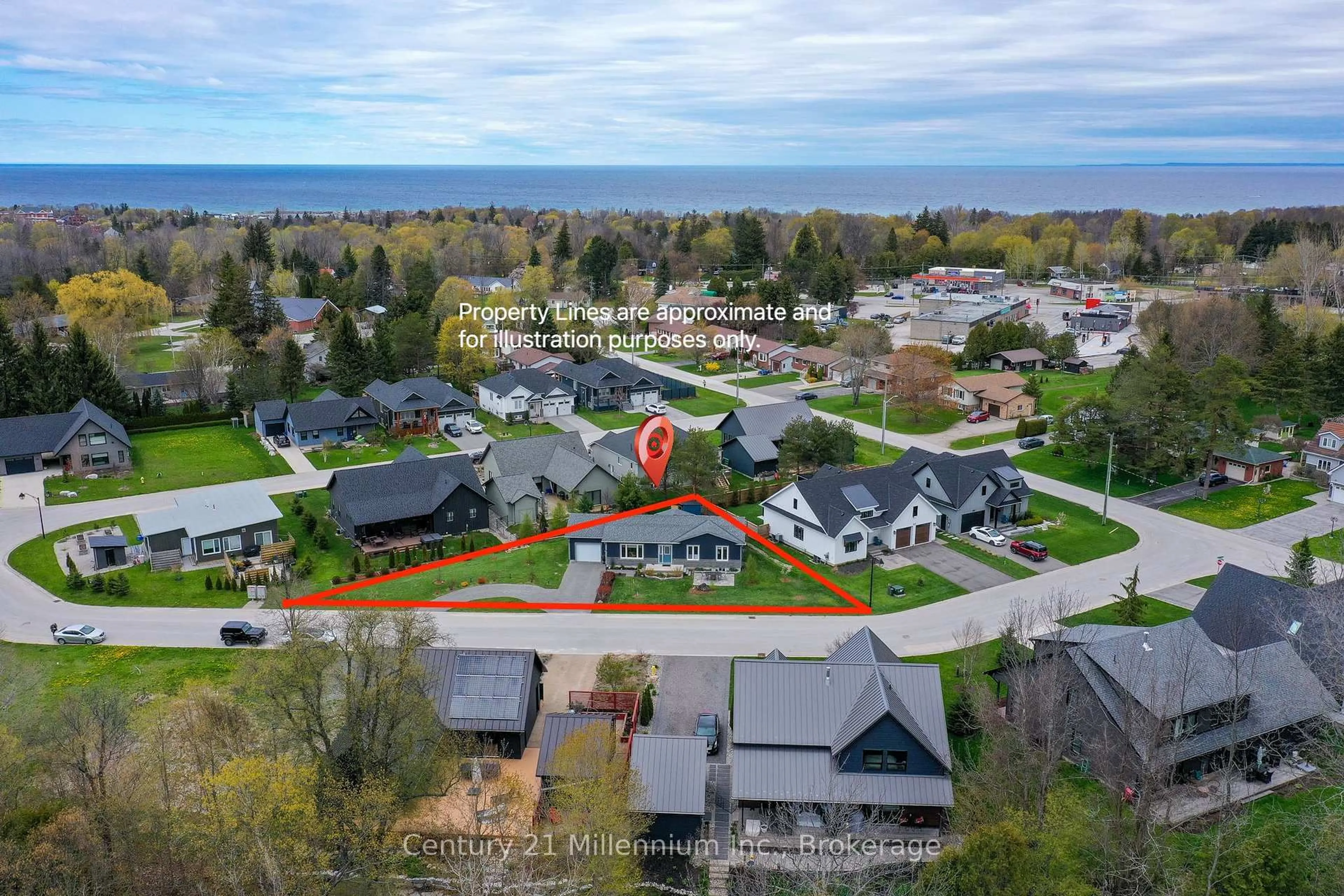 A pic from outside/outdoor area/front of a property/back of a property/a pic from drone, water/lake/river/ocean view for 85 Gordon Cres, Meaford Ontario N4L 0A9