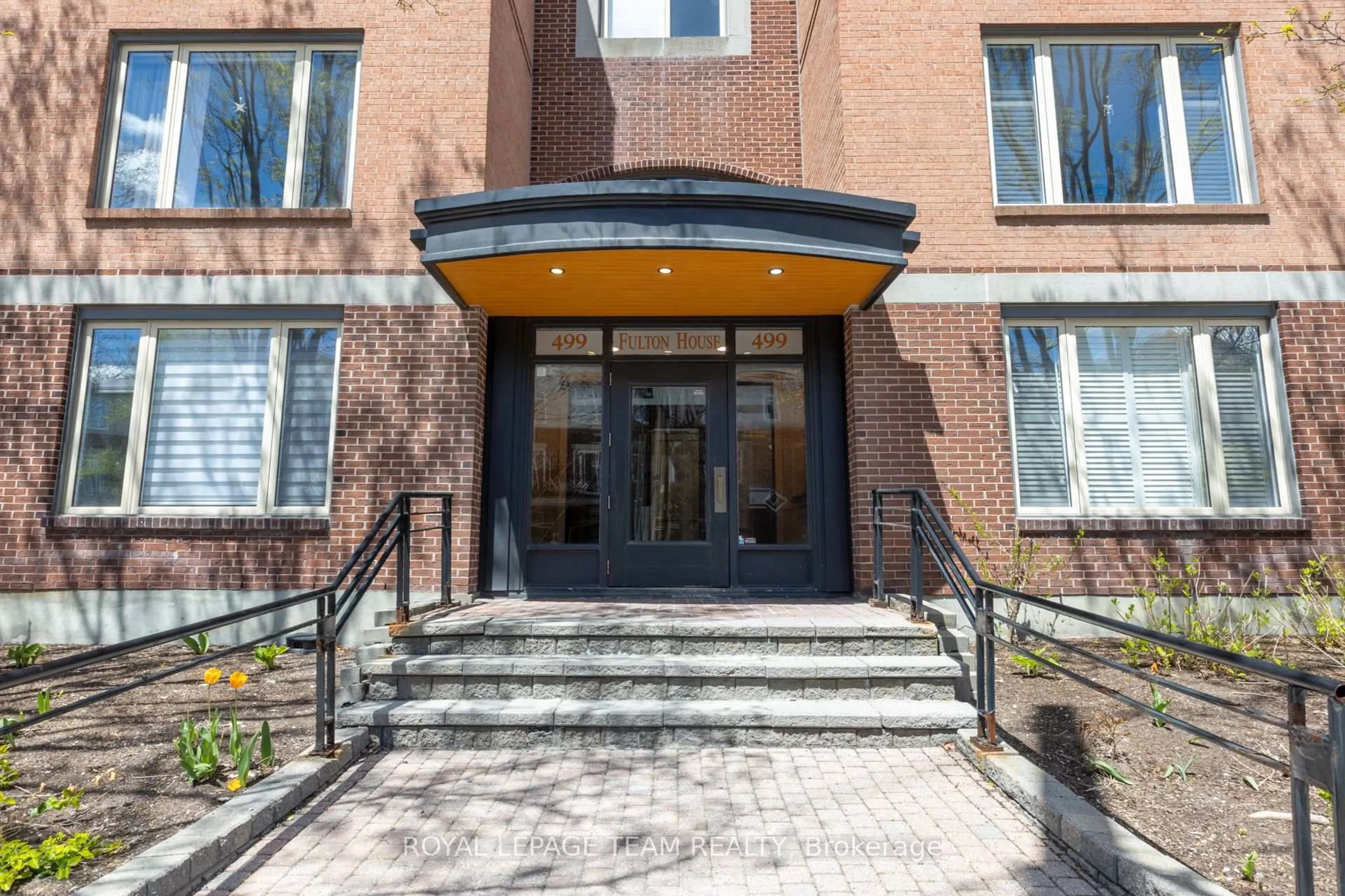 Indoor foyer for 499 Sunnyside Ave #107, Ottawa Ontario K1S 0S8