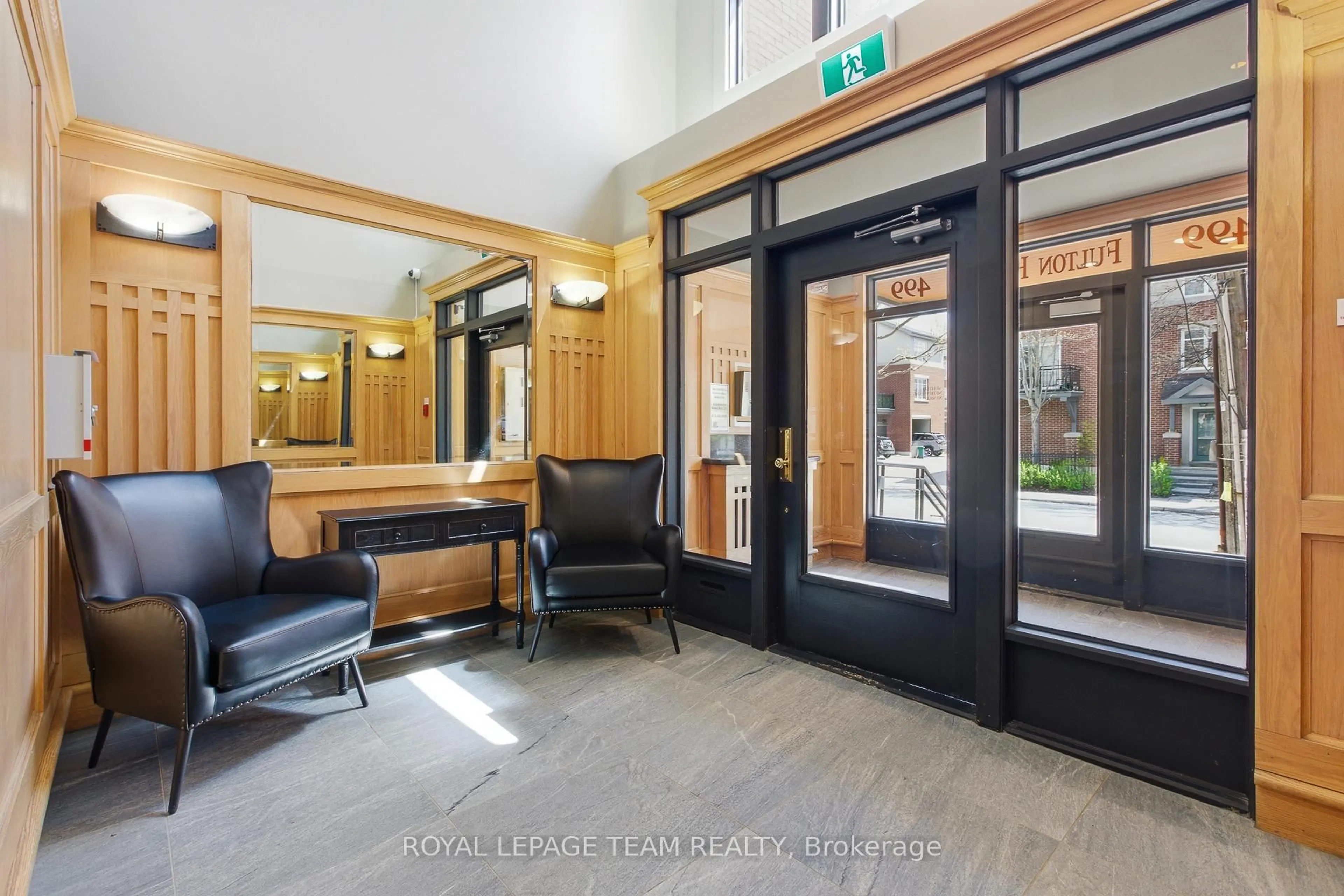 Indoor foyer for 499 Sunnyside Ave #107, Ottawa Ontario K1S 0S8