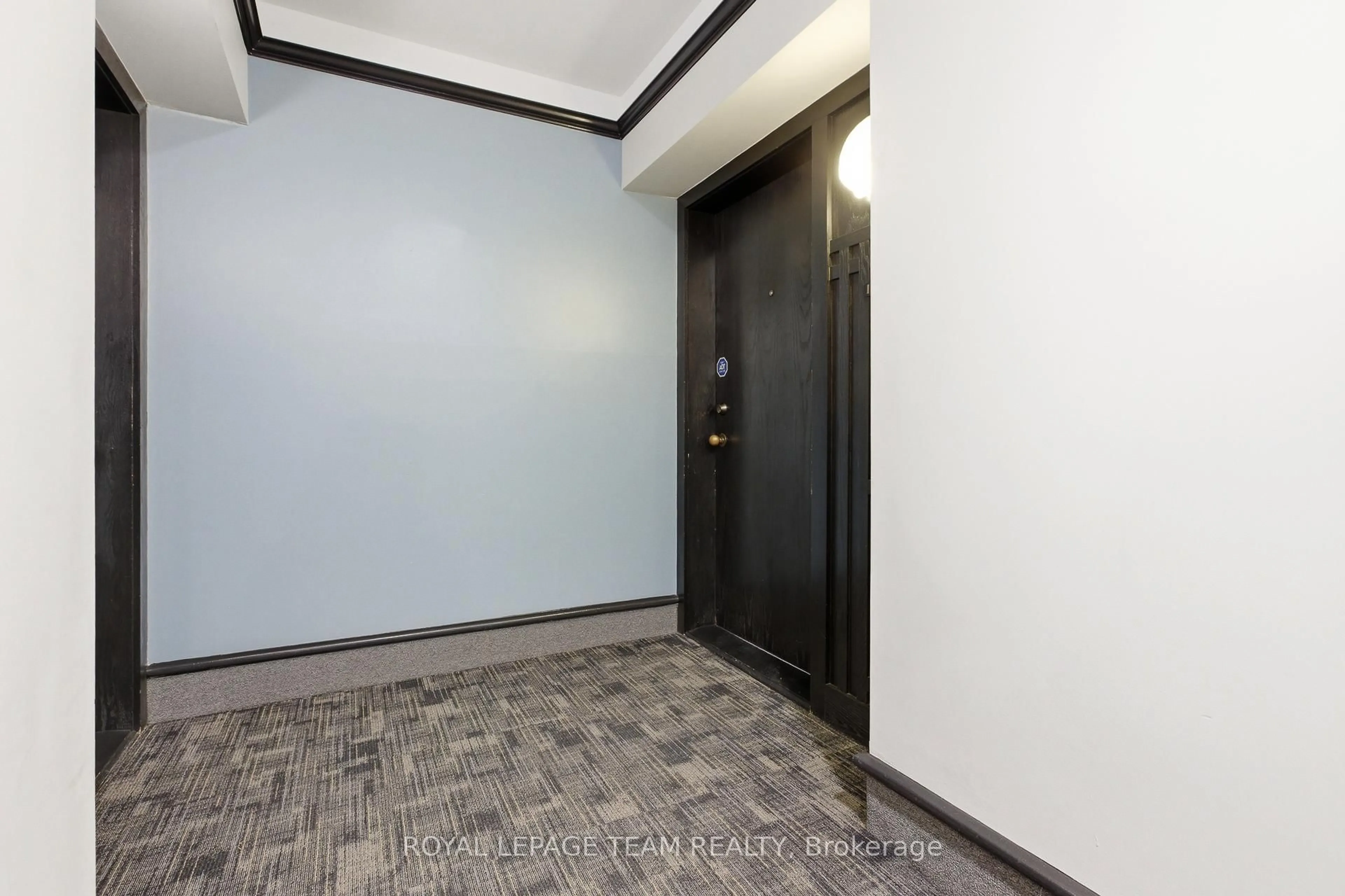 Indoor foyer for 499 Sunnyside Ave #107, Ottawa Ontario K1S 0S8