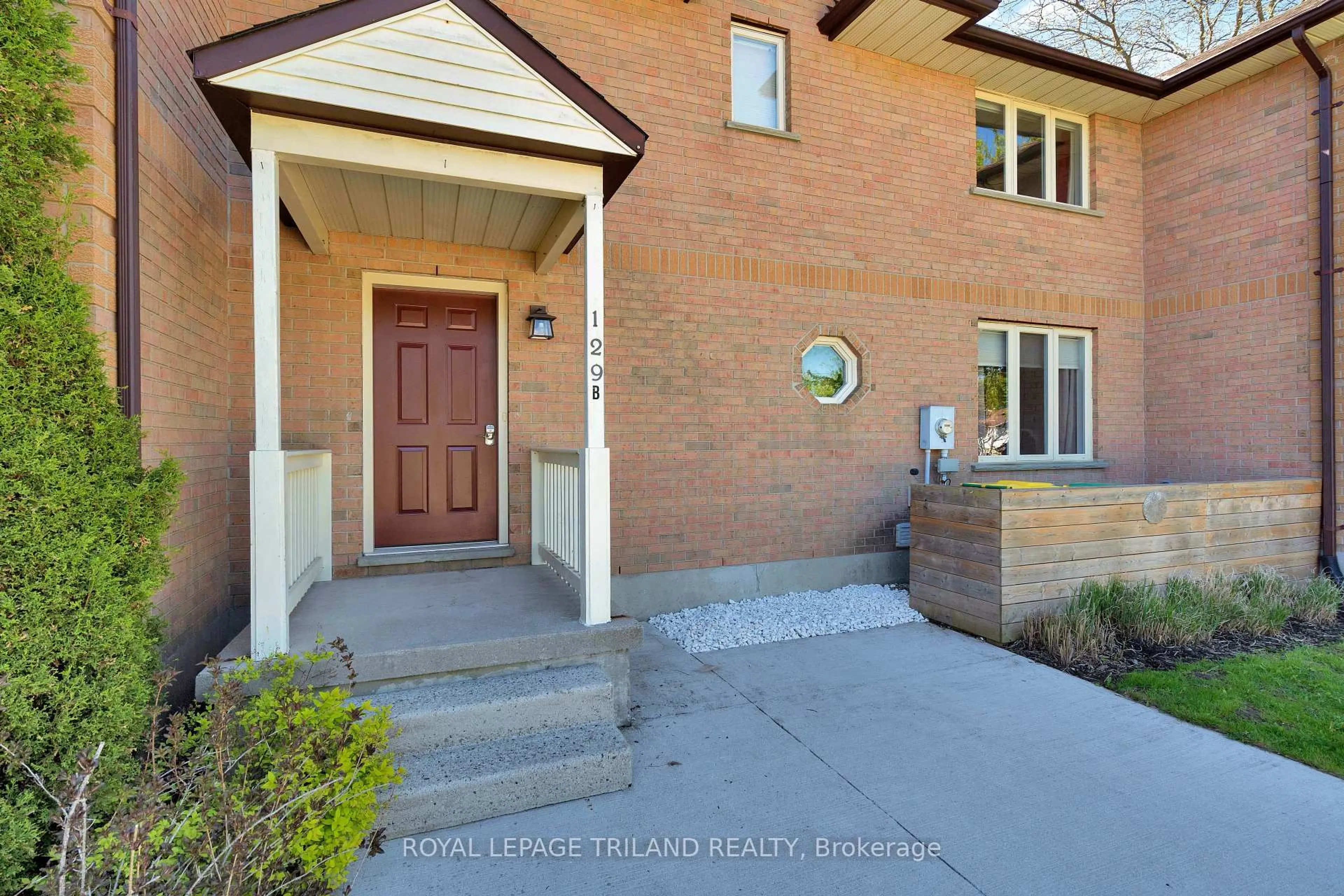 Indoor entryway for 129 SYMES St #B, Southwest Middlesex Ontario N0L 1M0