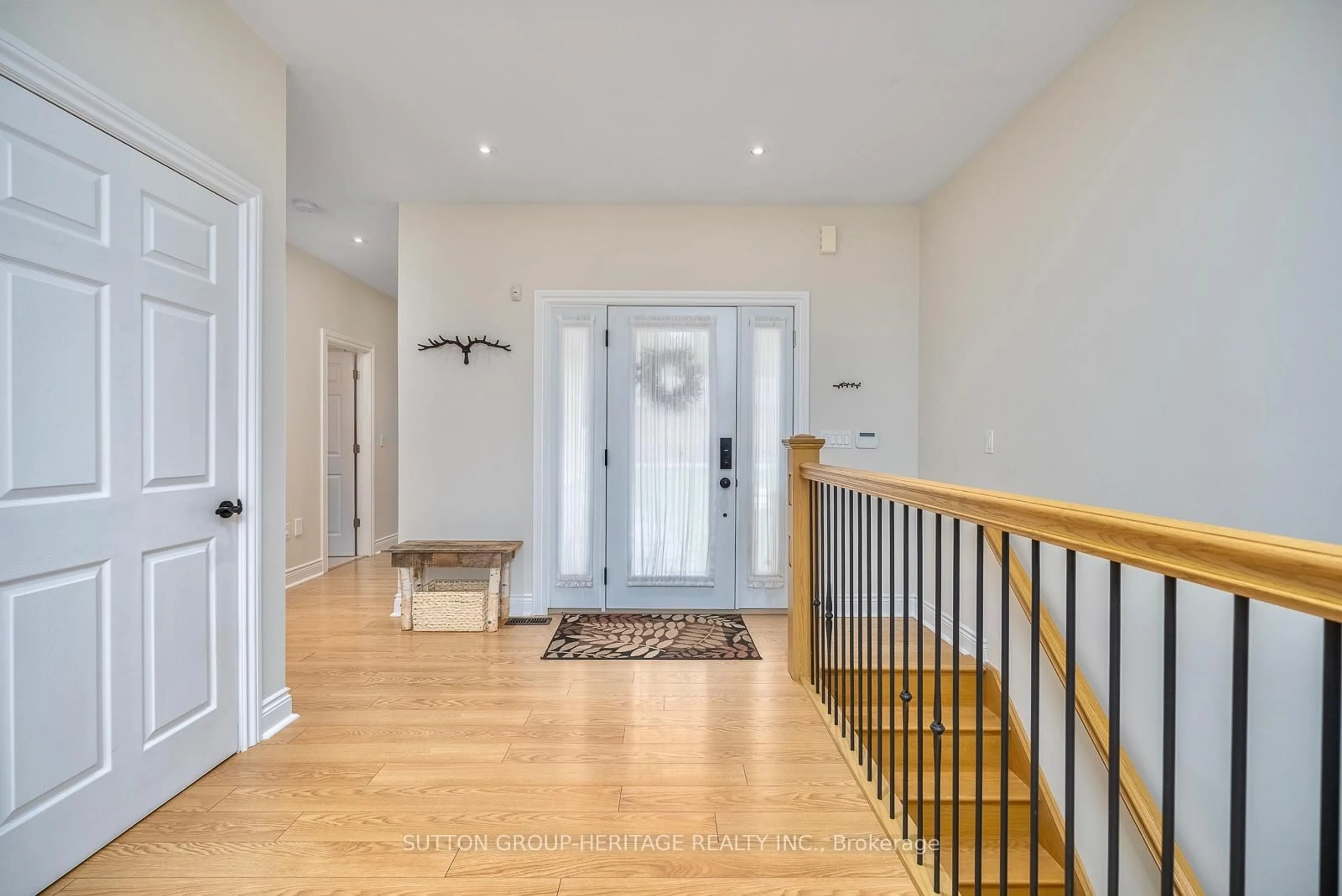 Indoor foyer for 191 Pirates Glen Dr, Trent Lakes Ontario K0M 1A0