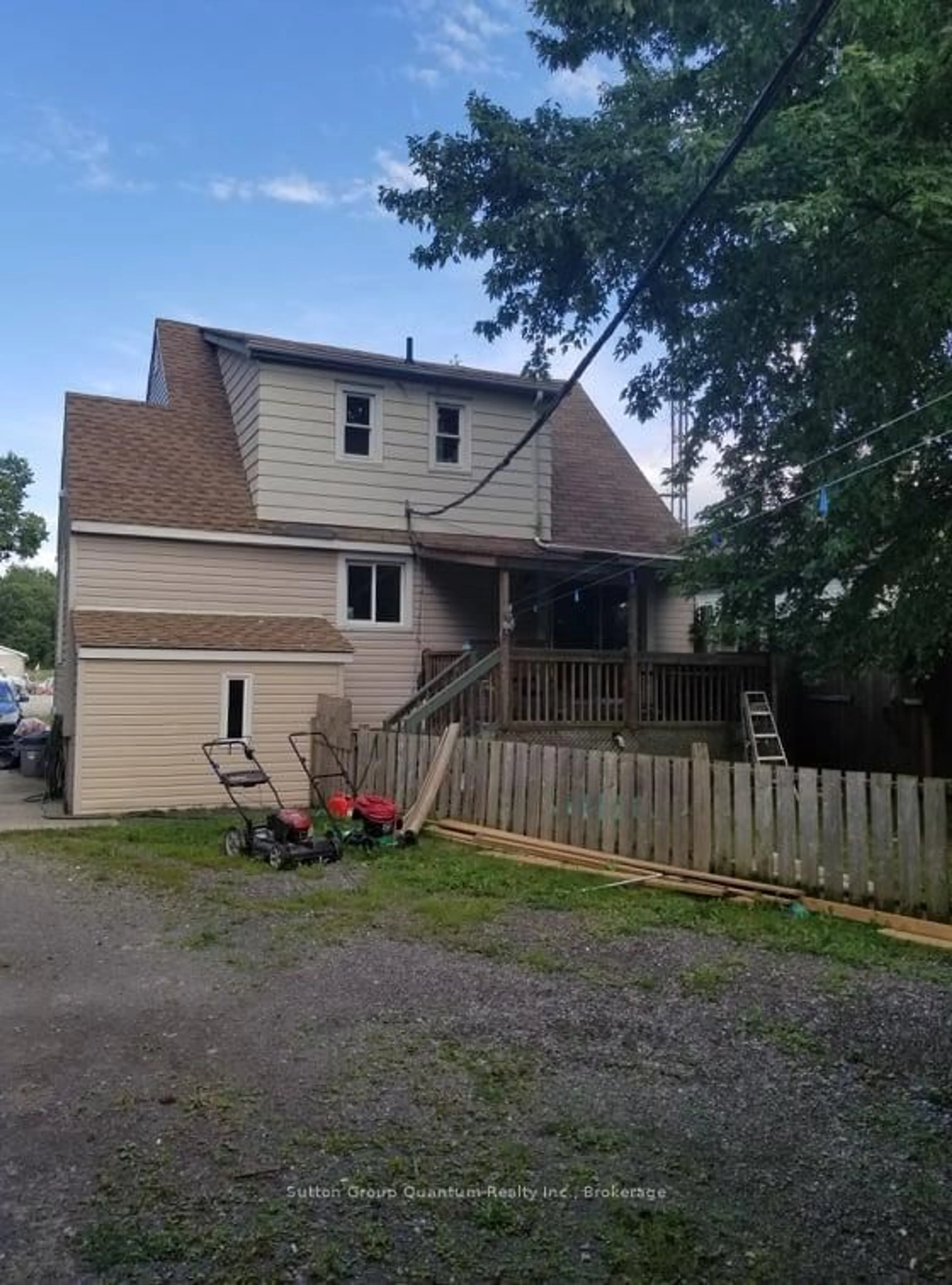 A pic from outside/outdoor area/front of a property/back of a property/a pic from drone, street for 6189 Kister Rd, Niagara Falls Ontario L2G 0B7