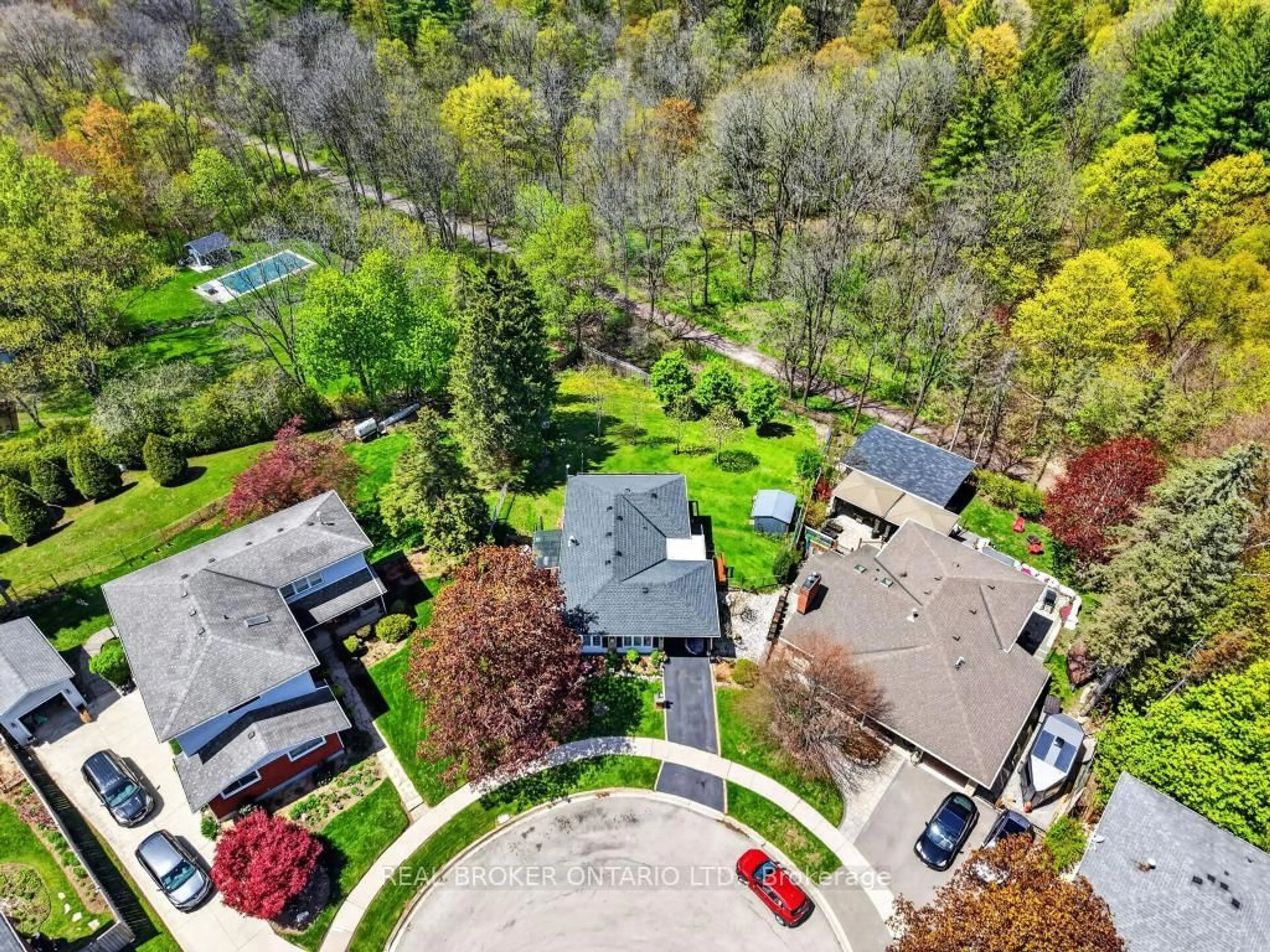 A pic from outside/outdoor area/front of a property/back of a property/a pic from drone, street for 55 Sunrise Cres, Hamilton Ontario L9H 3S1