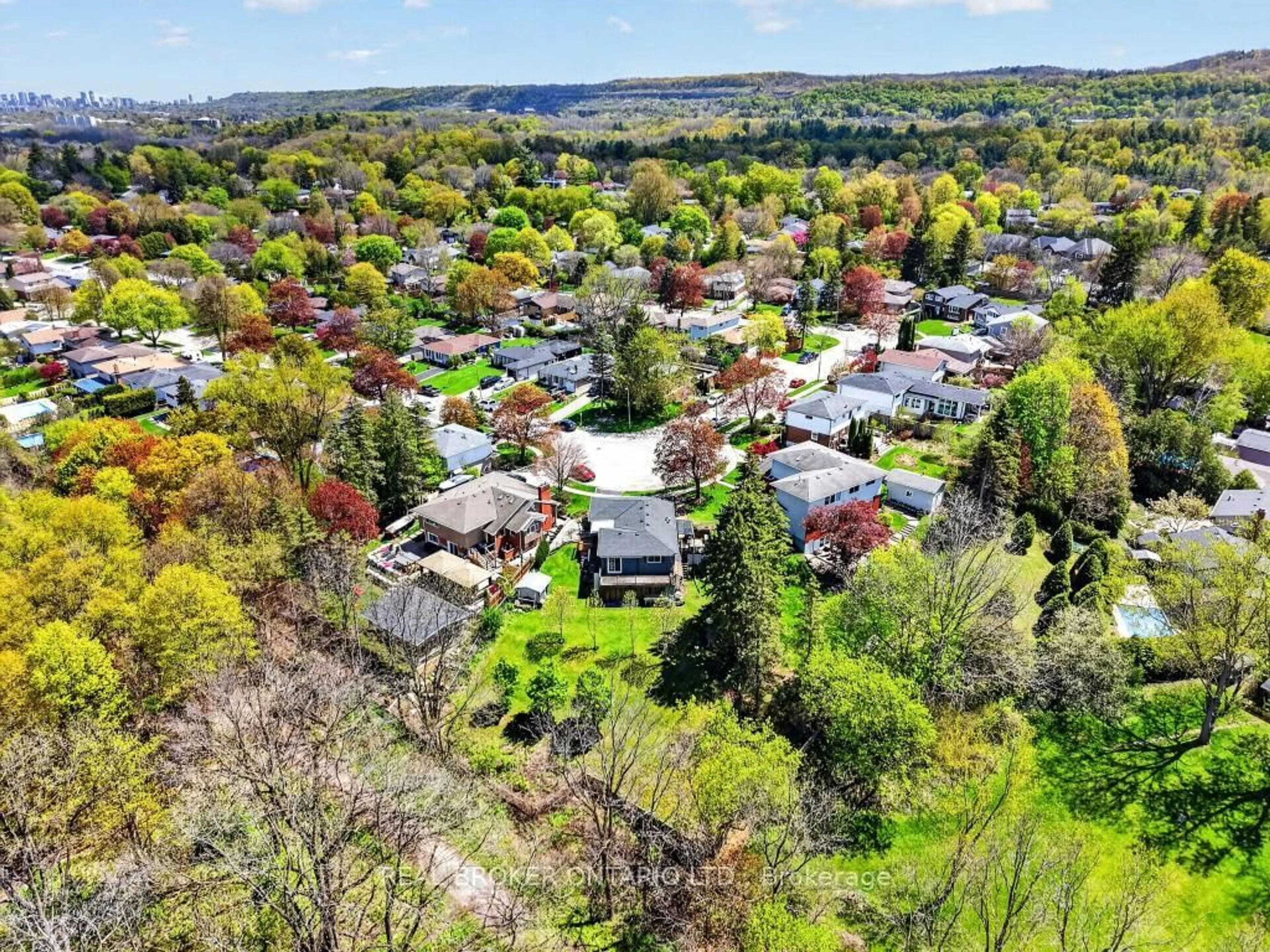 A pic from outside/outdoor area/front of a property/back of a property/a pic from drone, street for 55 Sunrise Cres, Hamilton Ontario L9H 3S1