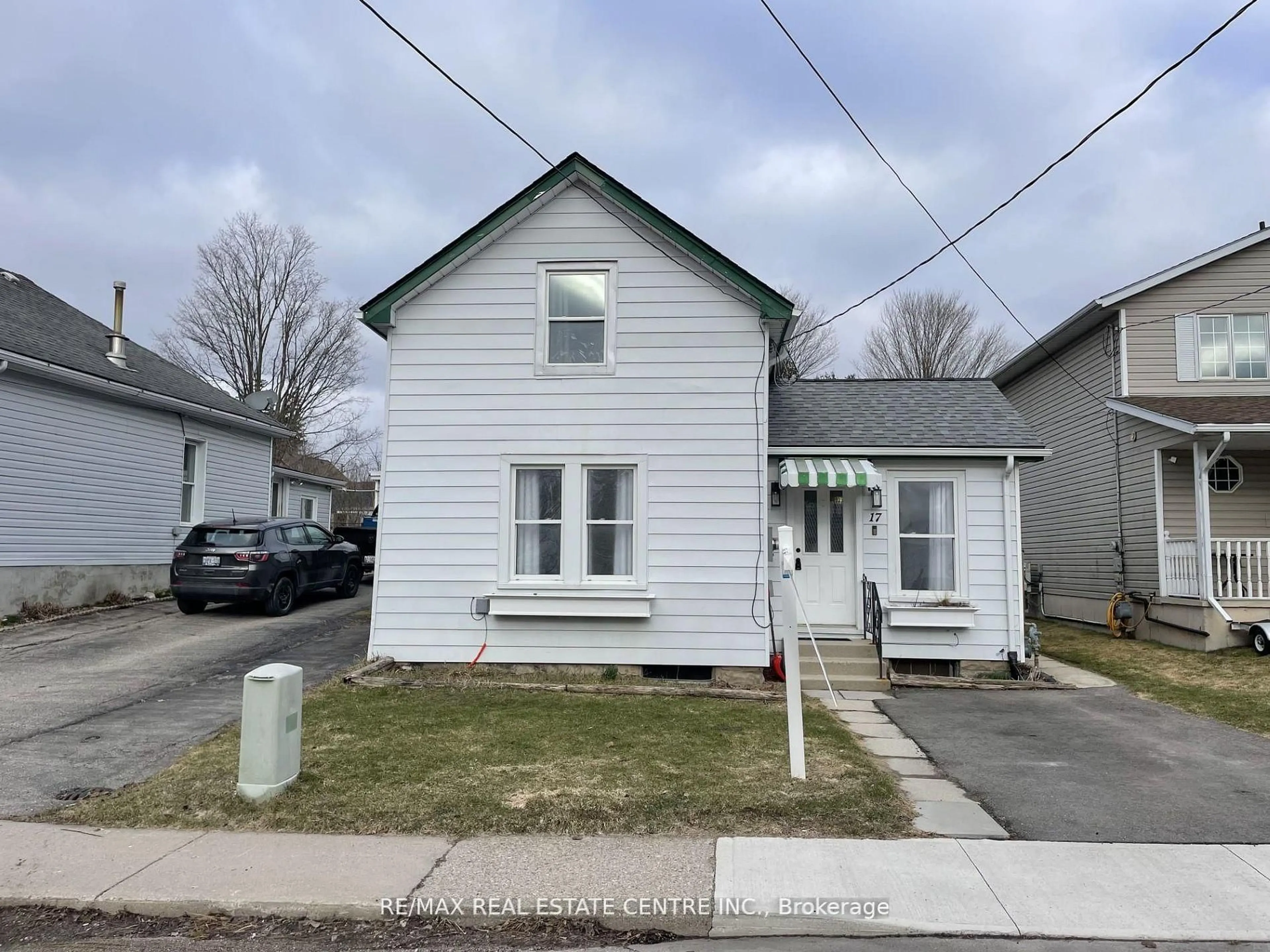 A pic from outside/outdoor area/front of a property/back of a property/a pic from drone, street for 17 Dover St, Woodstock Ontario N4S 3L7