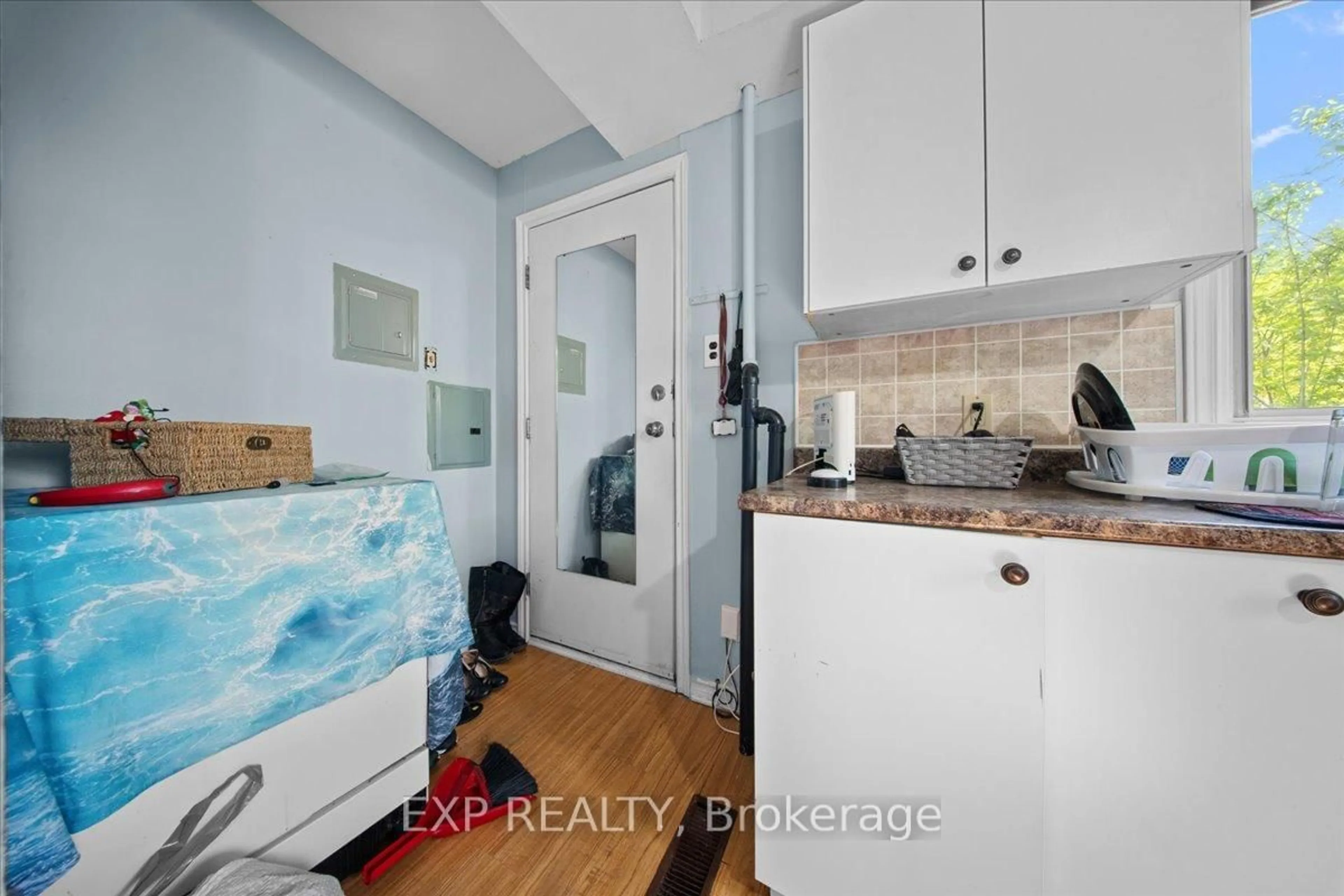 Unknown for 208 Montfort St, Ottawa Ontario K1L 5P4