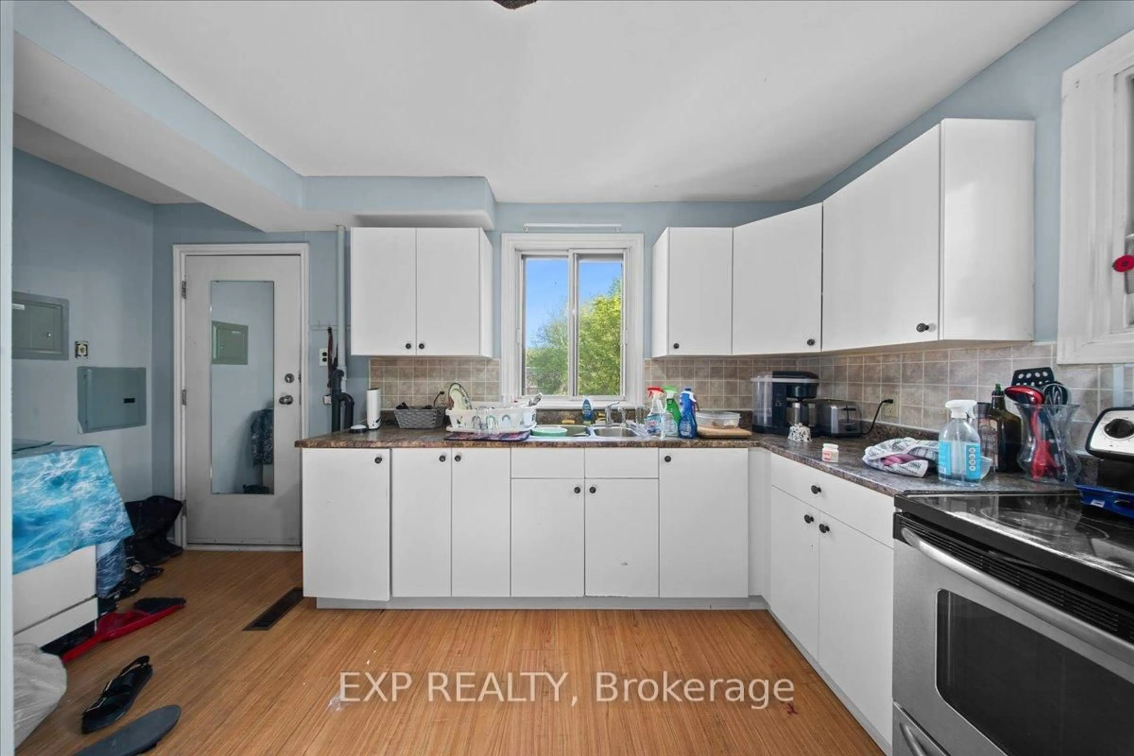 Standard kitchen, ceramic/tile floor for 208 Montfort St, Ottawa Ontario K1L 5P4