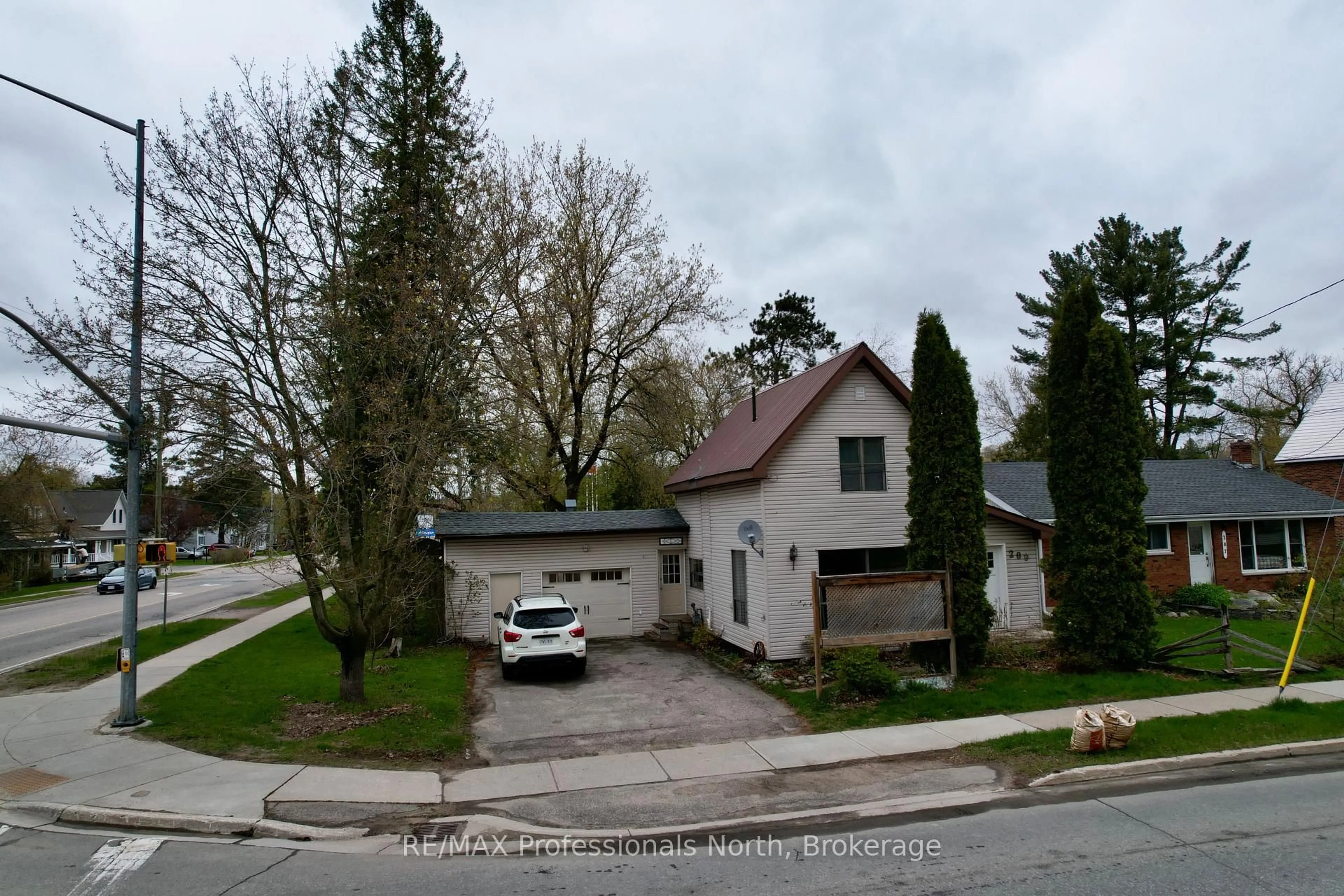 A pic from outside/outdoor area/front of a property/back of a property/a pic from drone, street for 209 Dill St St, Bracebridge Ontario P1L 1E6
