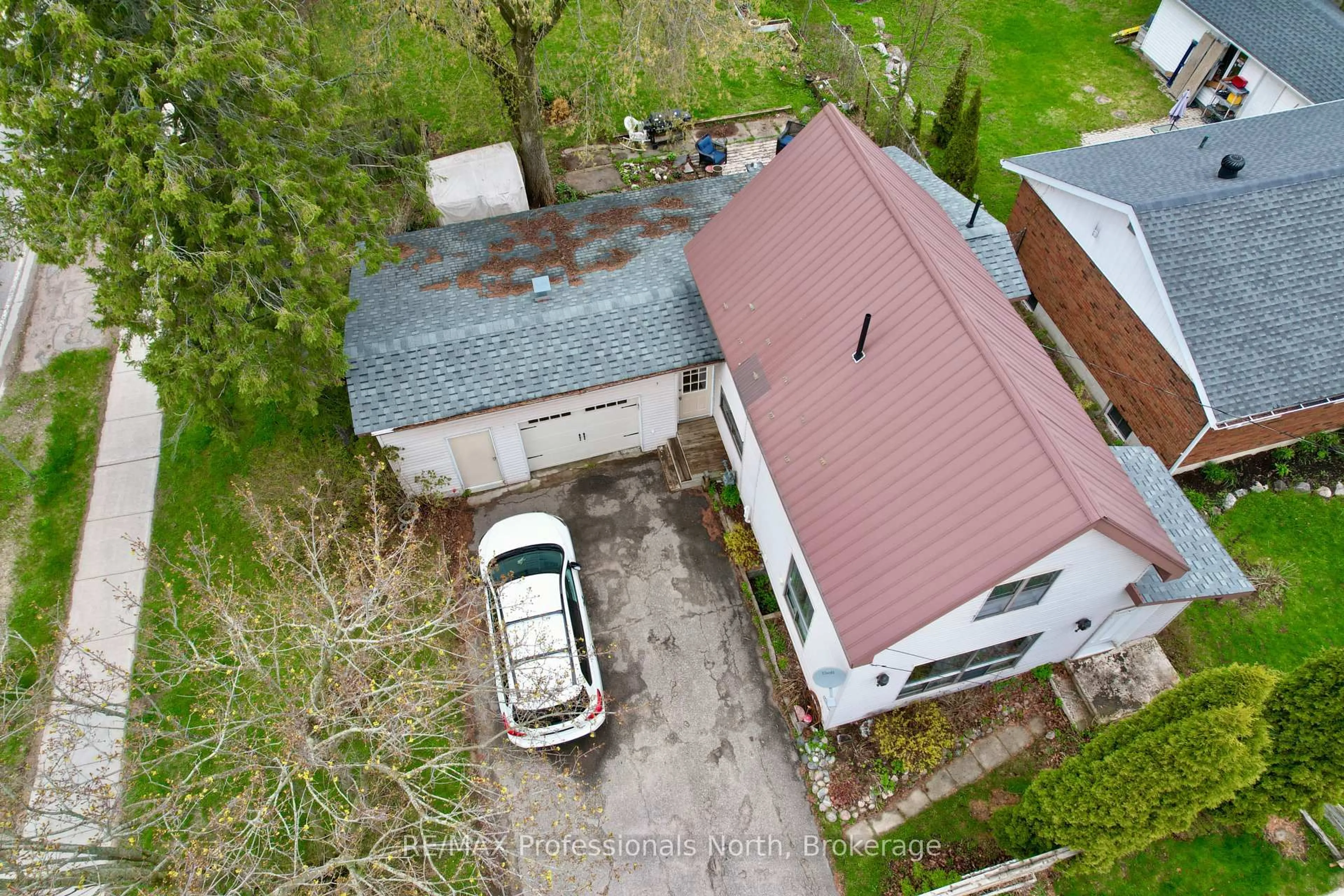 A pic from outside/outdoor area/front of a property/back of a property/a pic from drone, street for 209 Dill St St, Bracebridge Ontario P1L 1E6