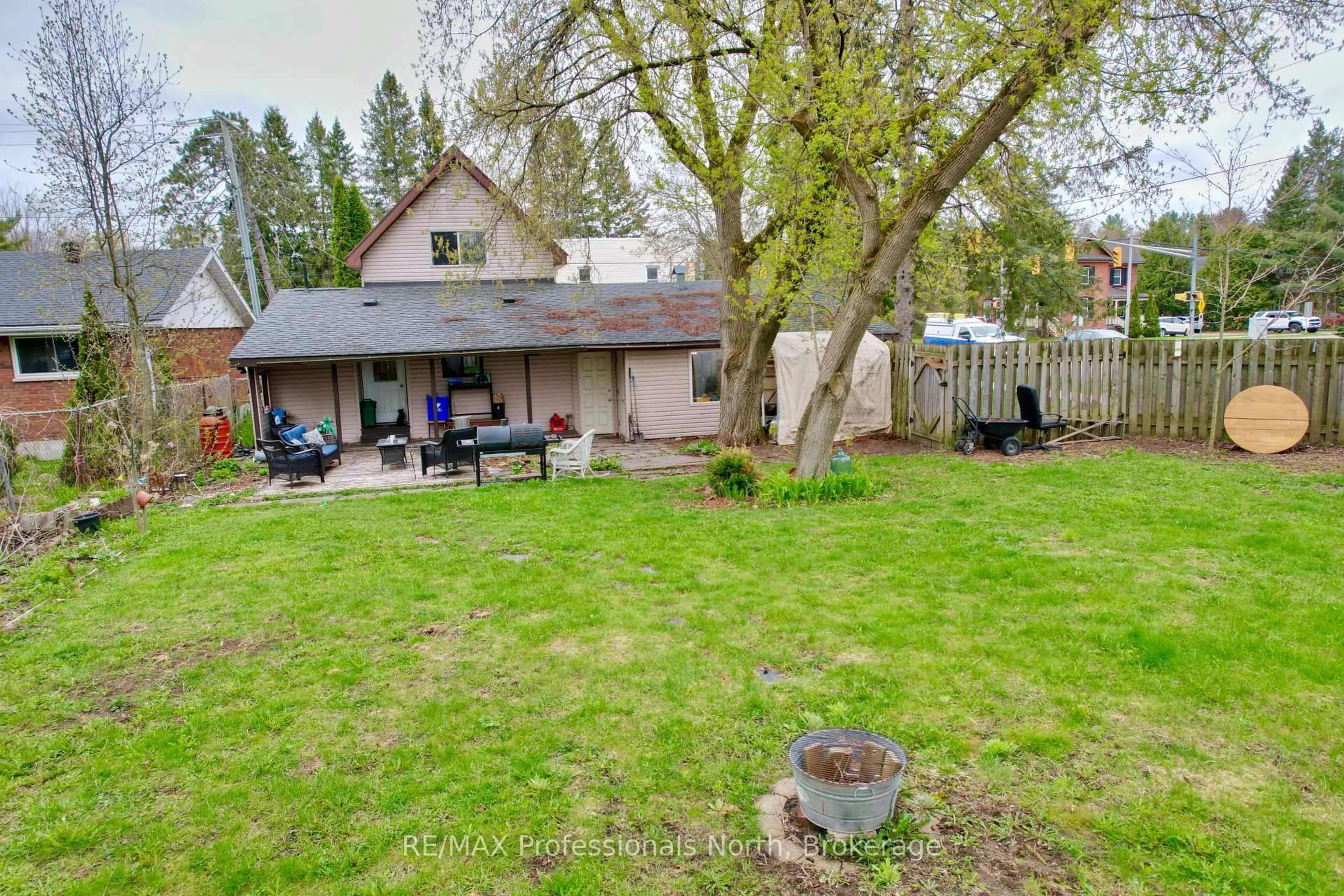A pic from outside/outdoor area/front of a property/back of a property/a pic from drone, unknown for 209 Dill St St, Bracebridge Ontario P1L 1E6