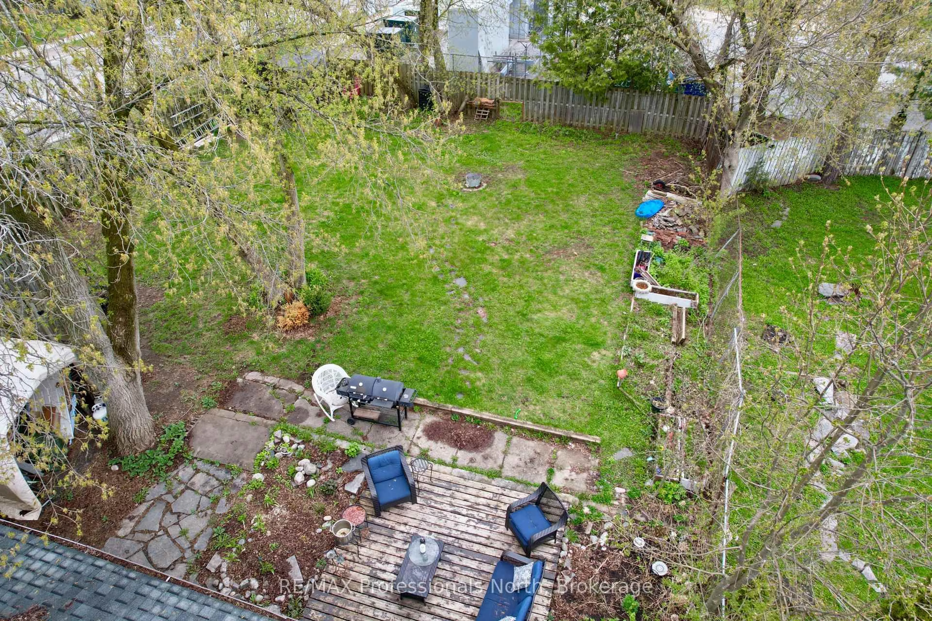 A pic from outside/outdoor area/front of a property/back of a property/a pic from drone, street for 209 Dill St St, Bracebridge Ontario P1L 1E6