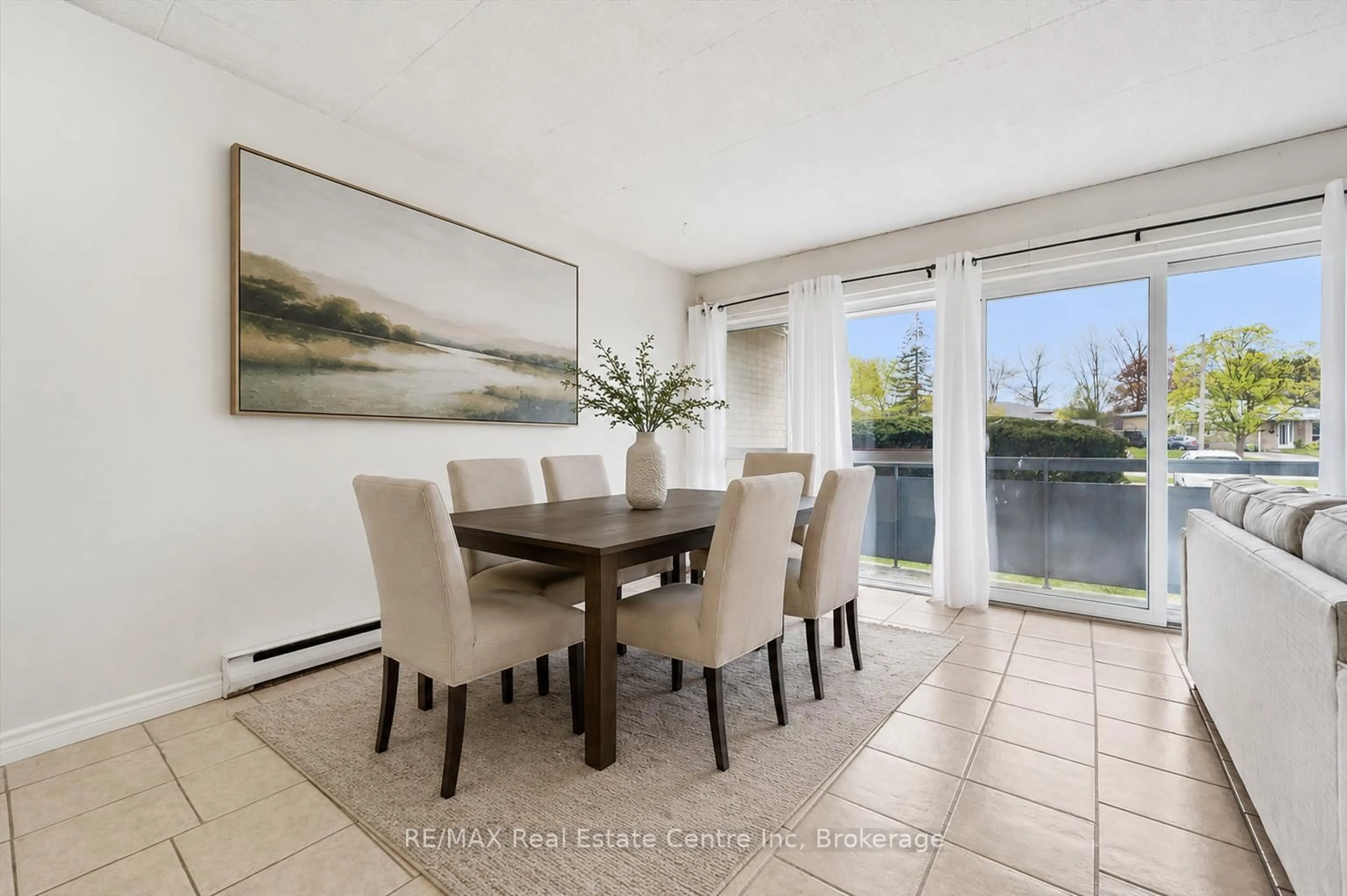 Dining room, ceramic/tile floor for 91 Conroy Cres #307, Guelph Ontario N1G 2V5