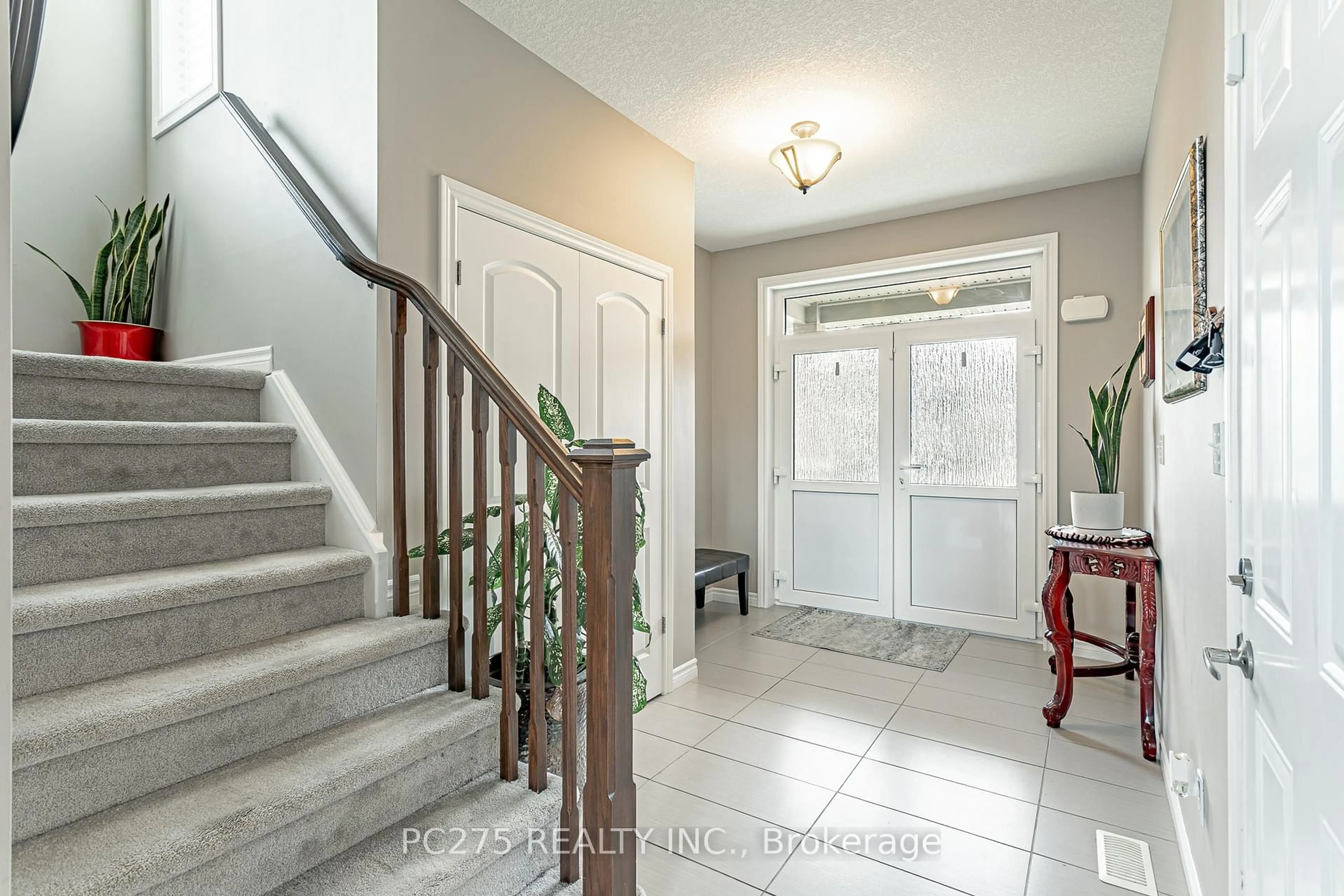 Indoor entryway for 832 Normandy Dr, Woodstock Ontario L4T 0E6