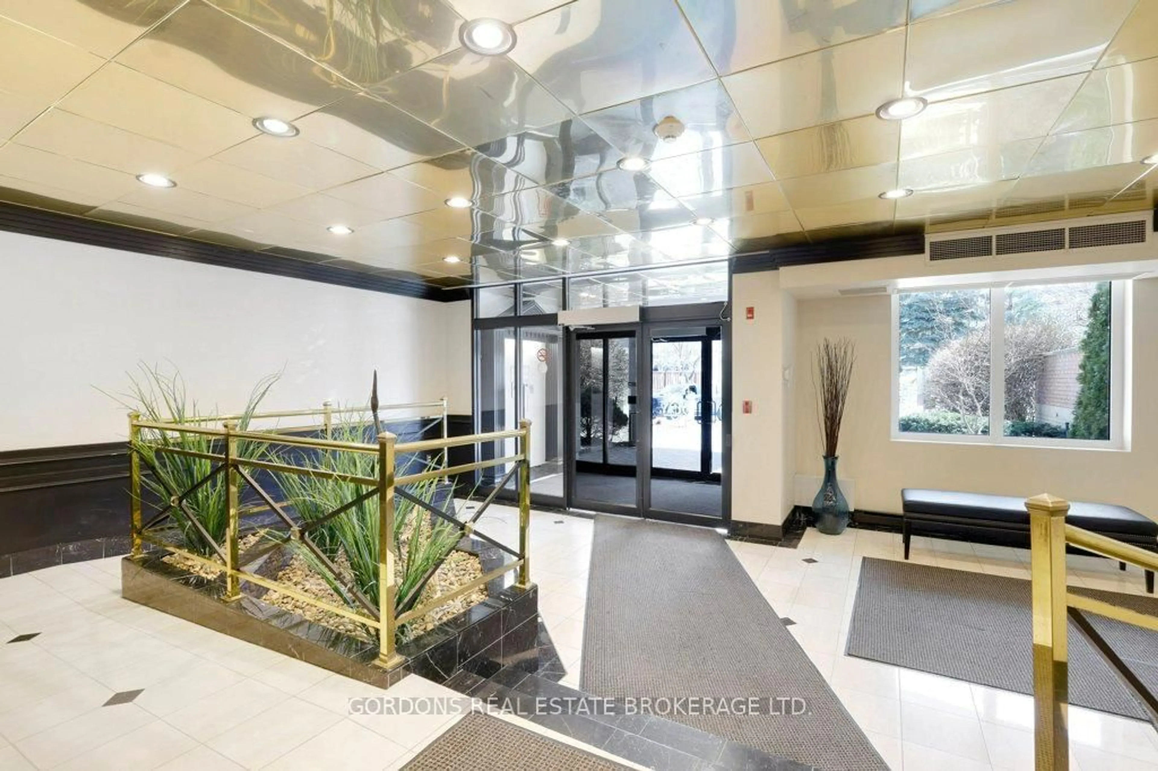Indoor foyer for 3099 Carling Ave #103, Ottawa Ontario K2H 5A6