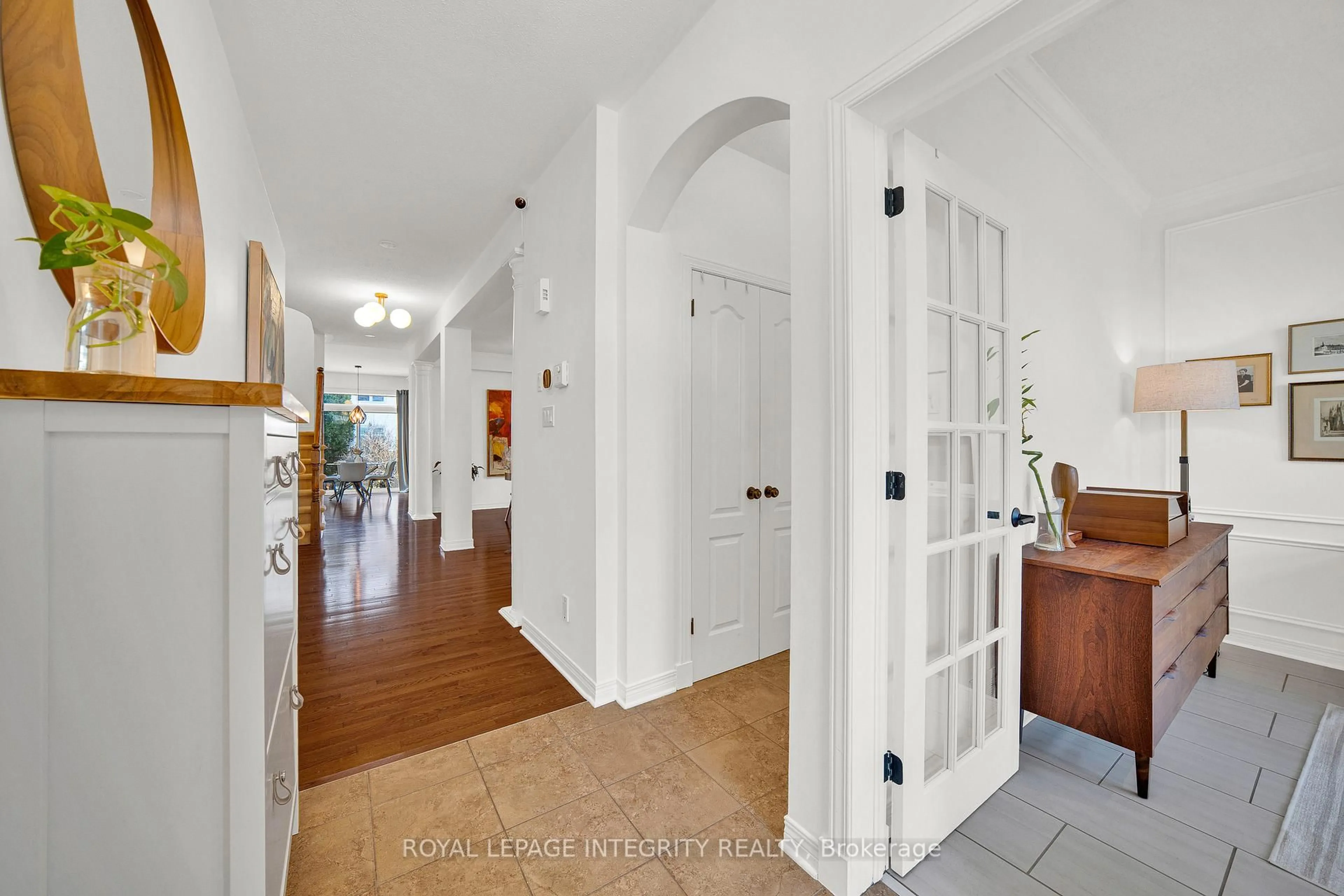 Indoor entryway for 154 Rodeo Dr, Ottawa Ontario K2J 5K7