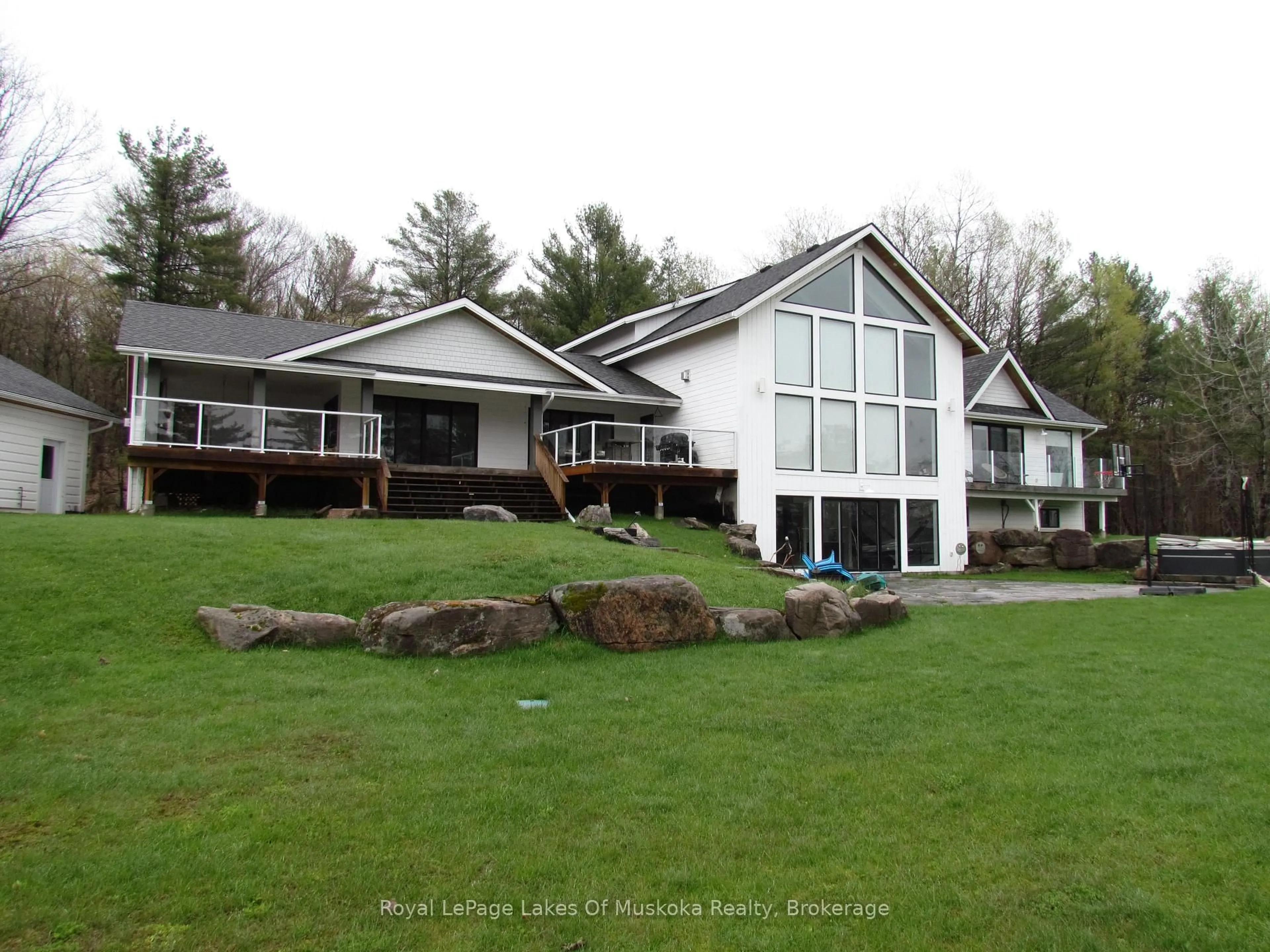 Home with vinyl exterior material, mountain view for 1-1331 South Monck Dr, Muskoka Lakes Ontario P1L 1W8