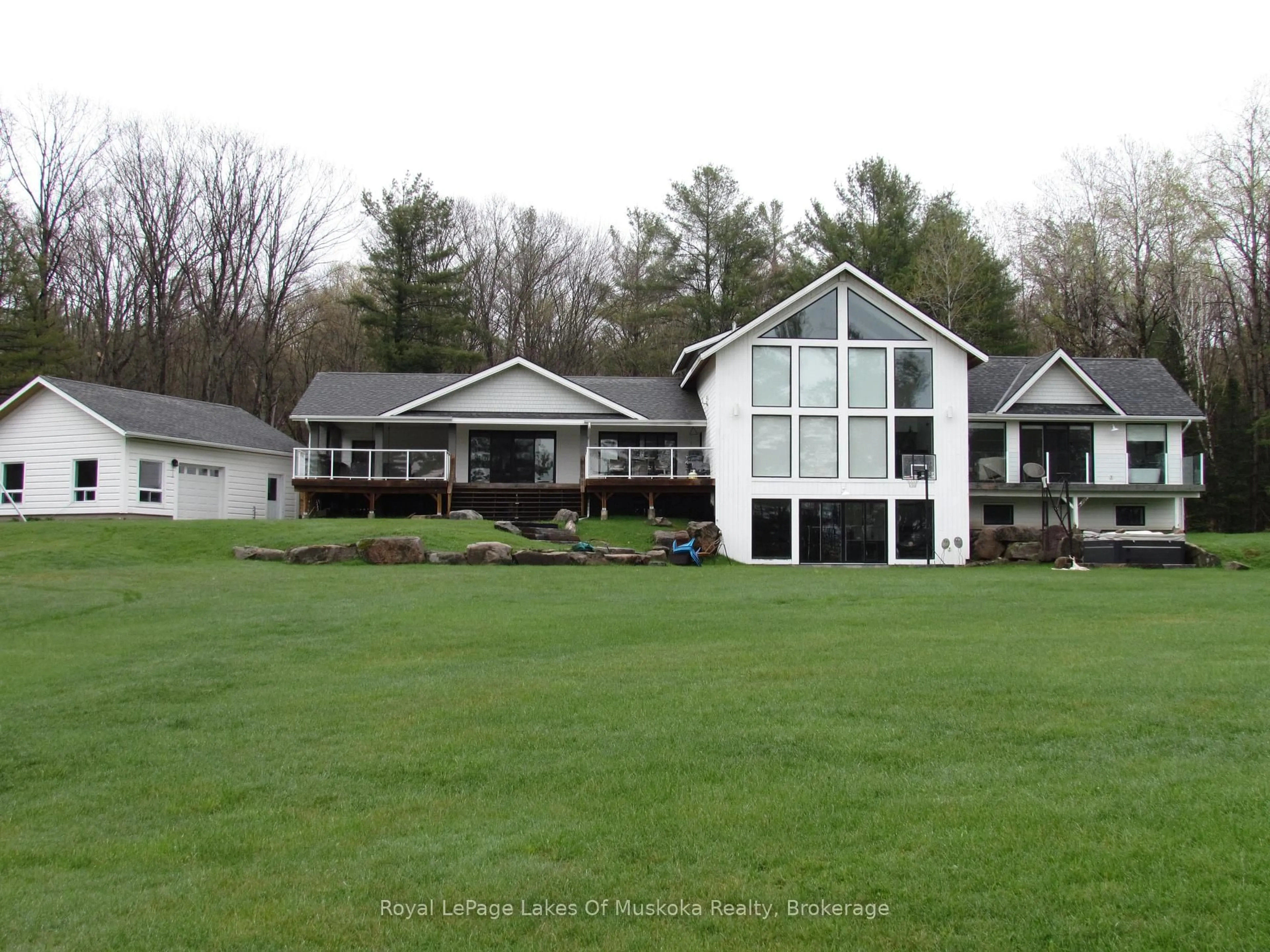 Home with vinyl exterior material, unknown for 1-1331 South Monck Dr, Muskoka Lakes Ontario P1L 1W8