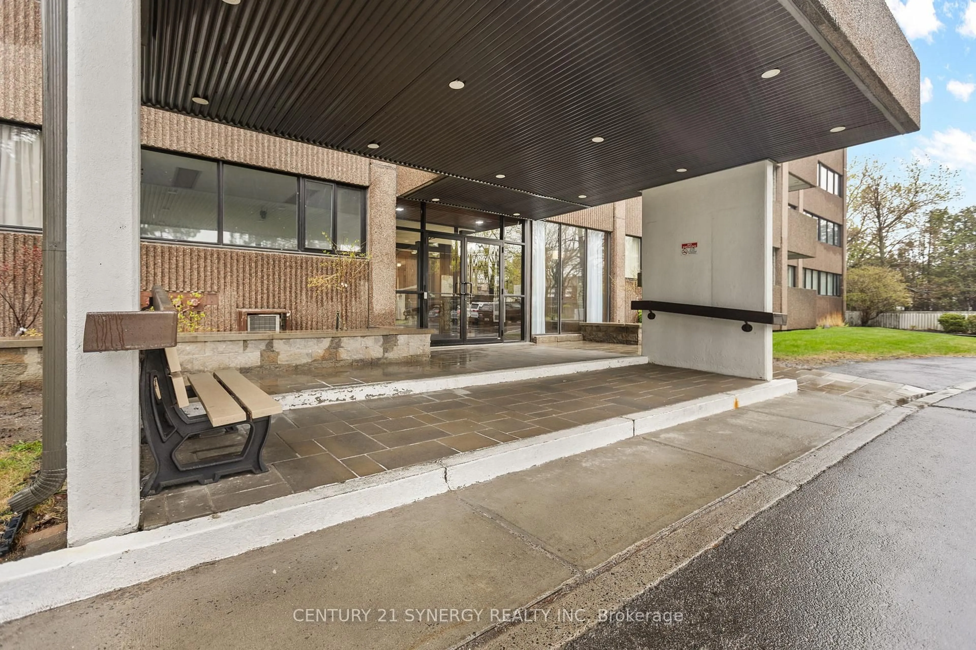 Indoor foyer for 3360 Southgate Rd #1104, Ottawa Ontario K1V 9A6