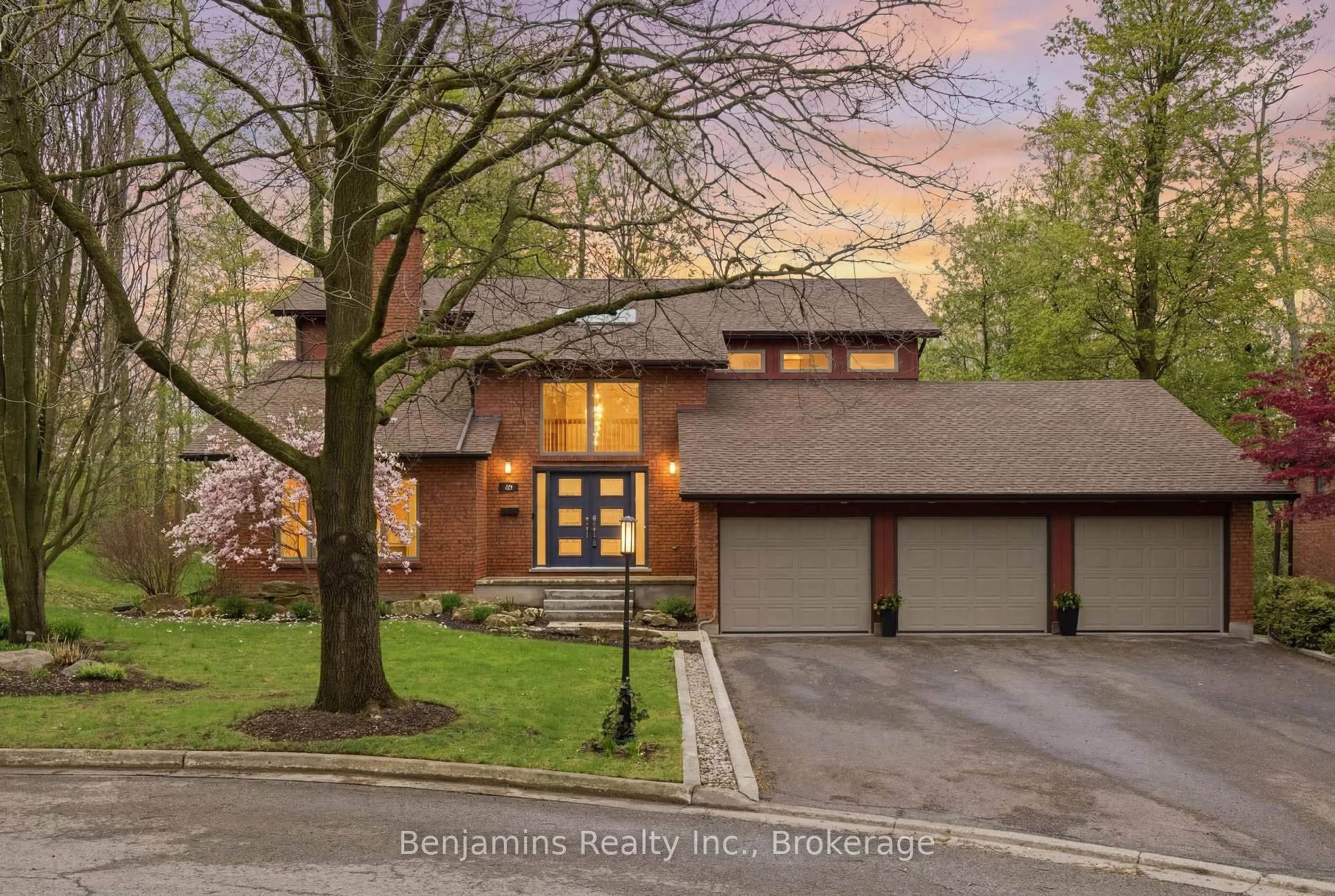 Home with brick exterior material, street for 20 Huntingdale Pl, Kitchener Ontario N2A 3K6