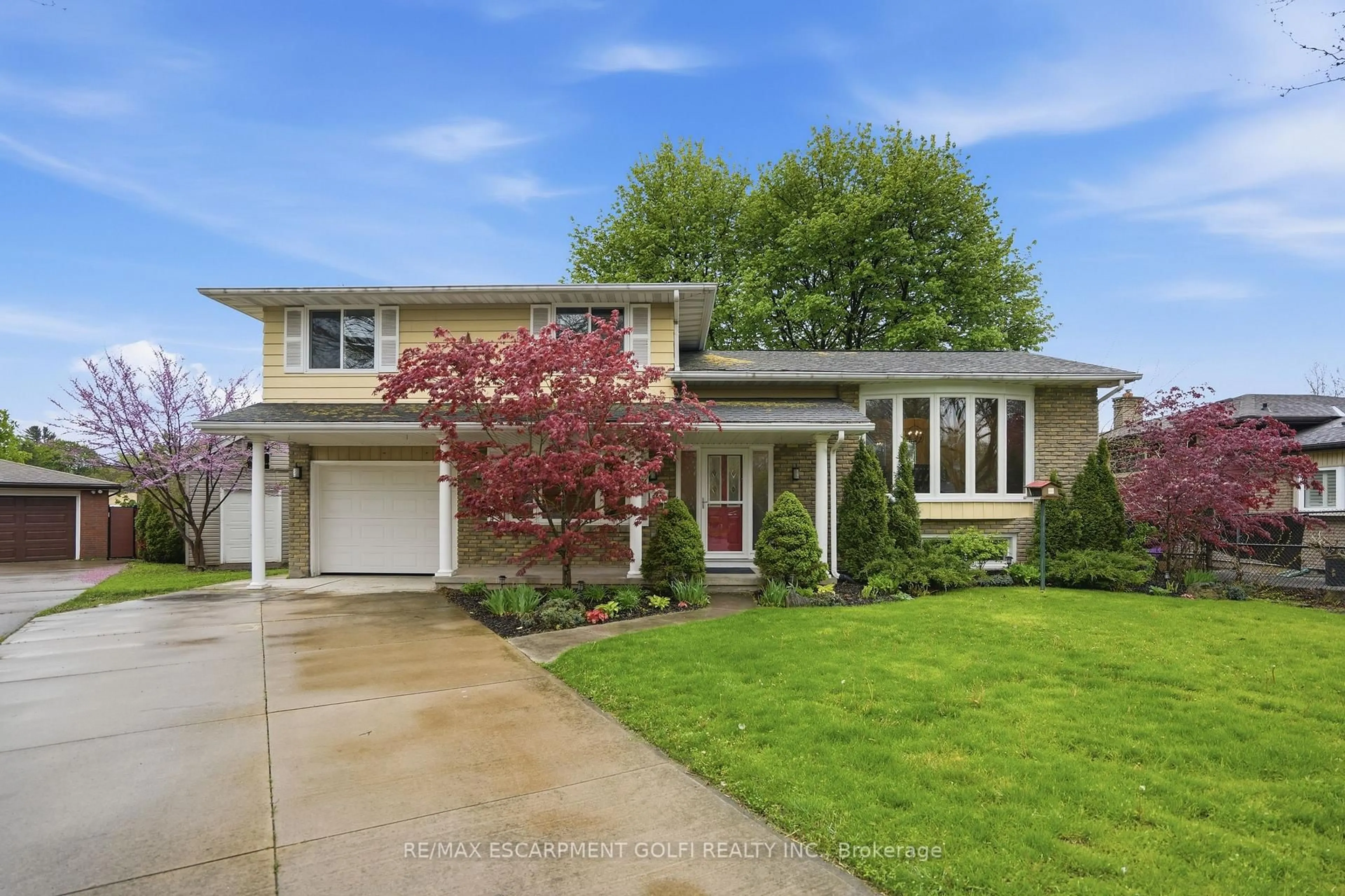 Home with vinyl exterior material, street for 6600 McMicking St, Niagara Falls Ontario L2J 1X3