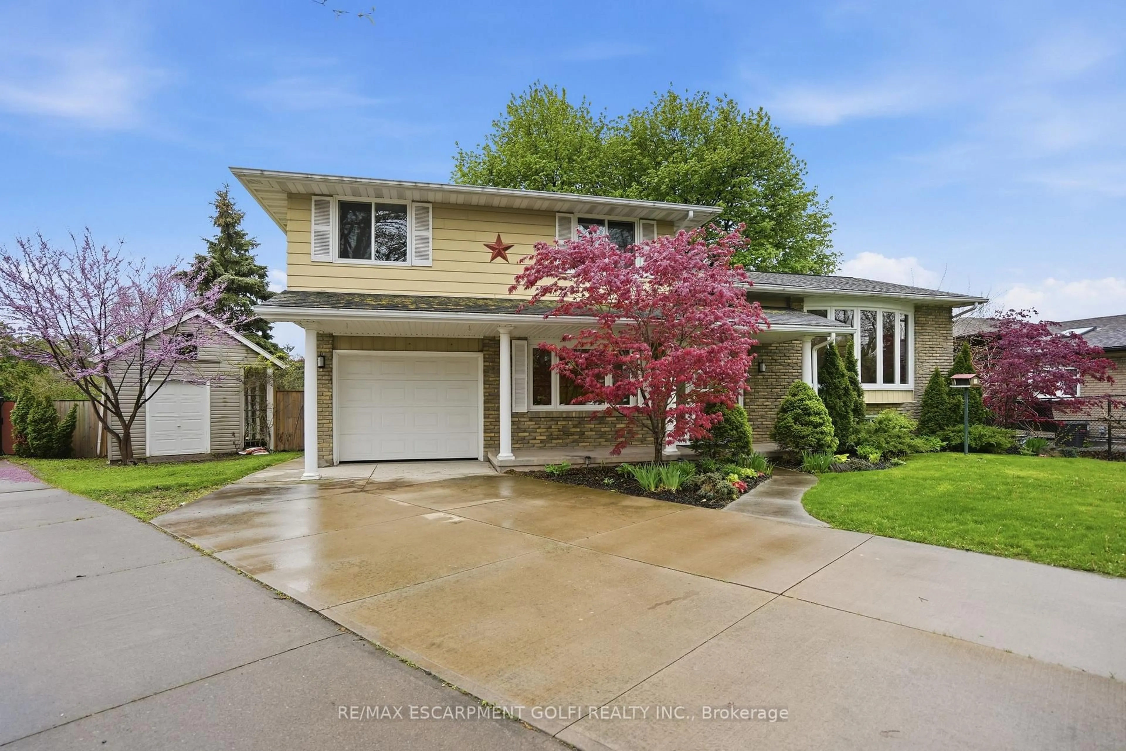 Home with vinyl exterior material, street for 6600 McMicking St, Niagara Falls Ontario L2J 1X3