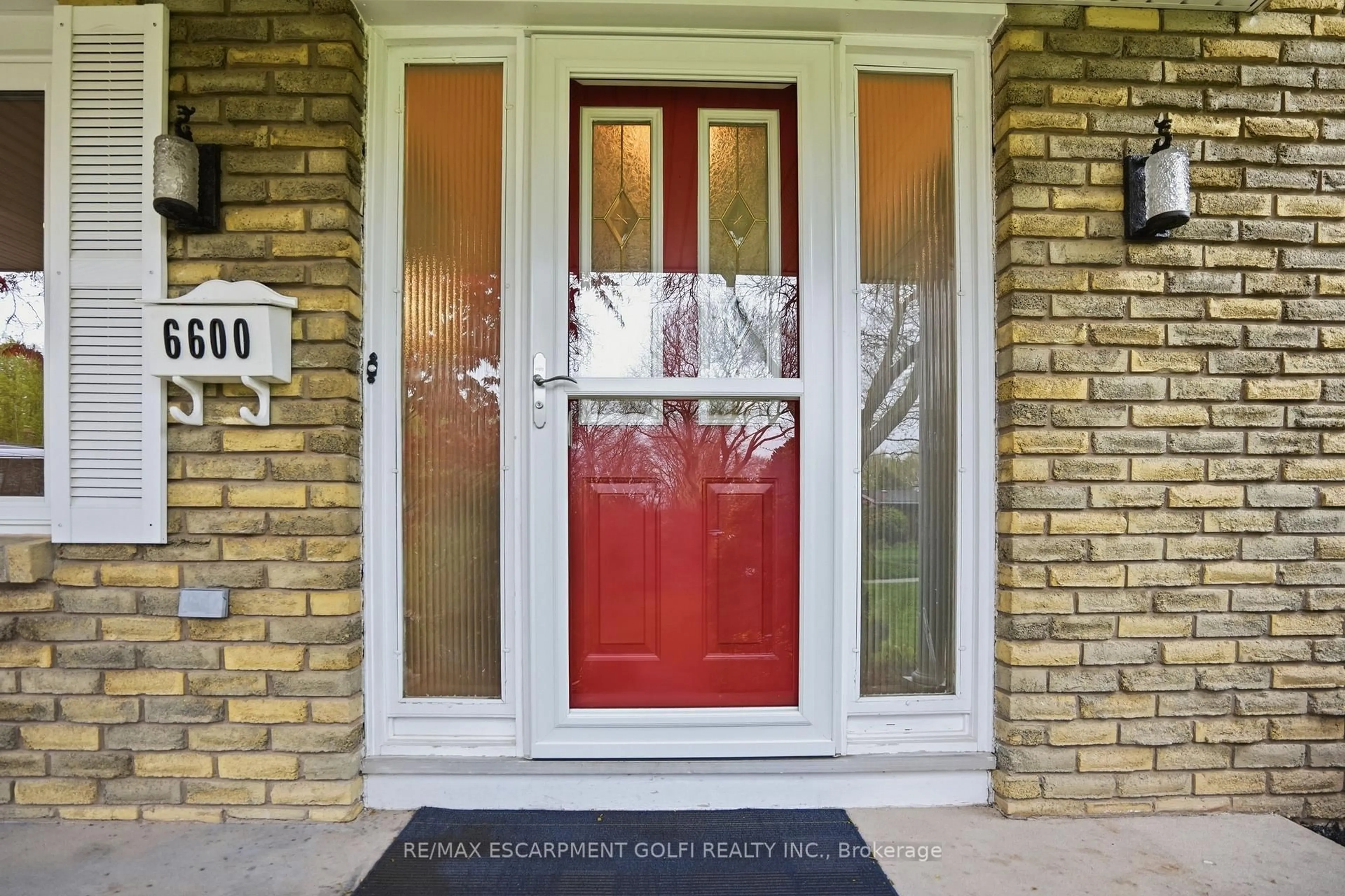 Indoor entryway for 6600 McMicking St, Niagara Falls Ontario L2J 1X3