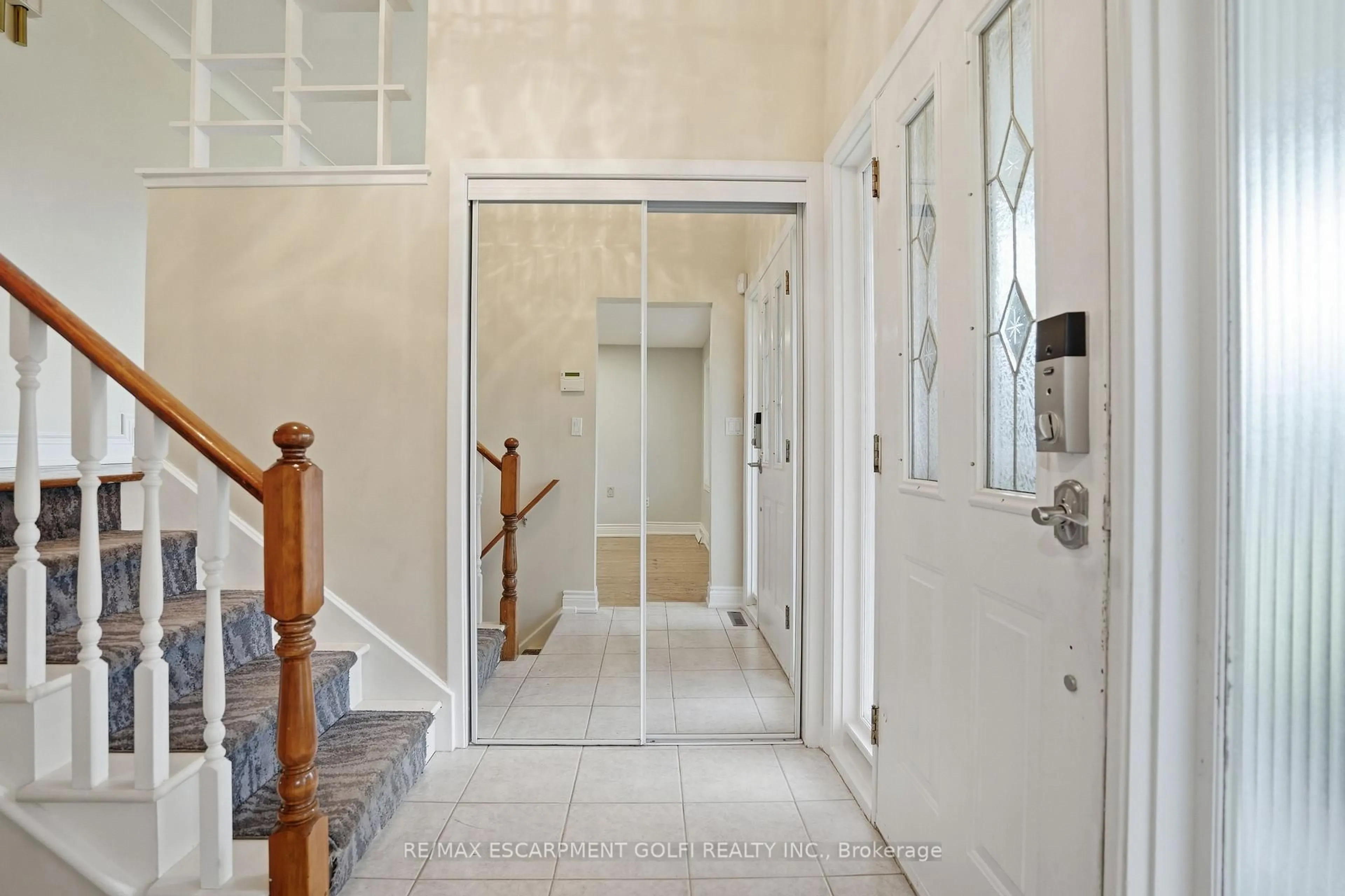 Indoor foyer for 6600 McMicking St, Niagara Falls Ontario L2J 1X3