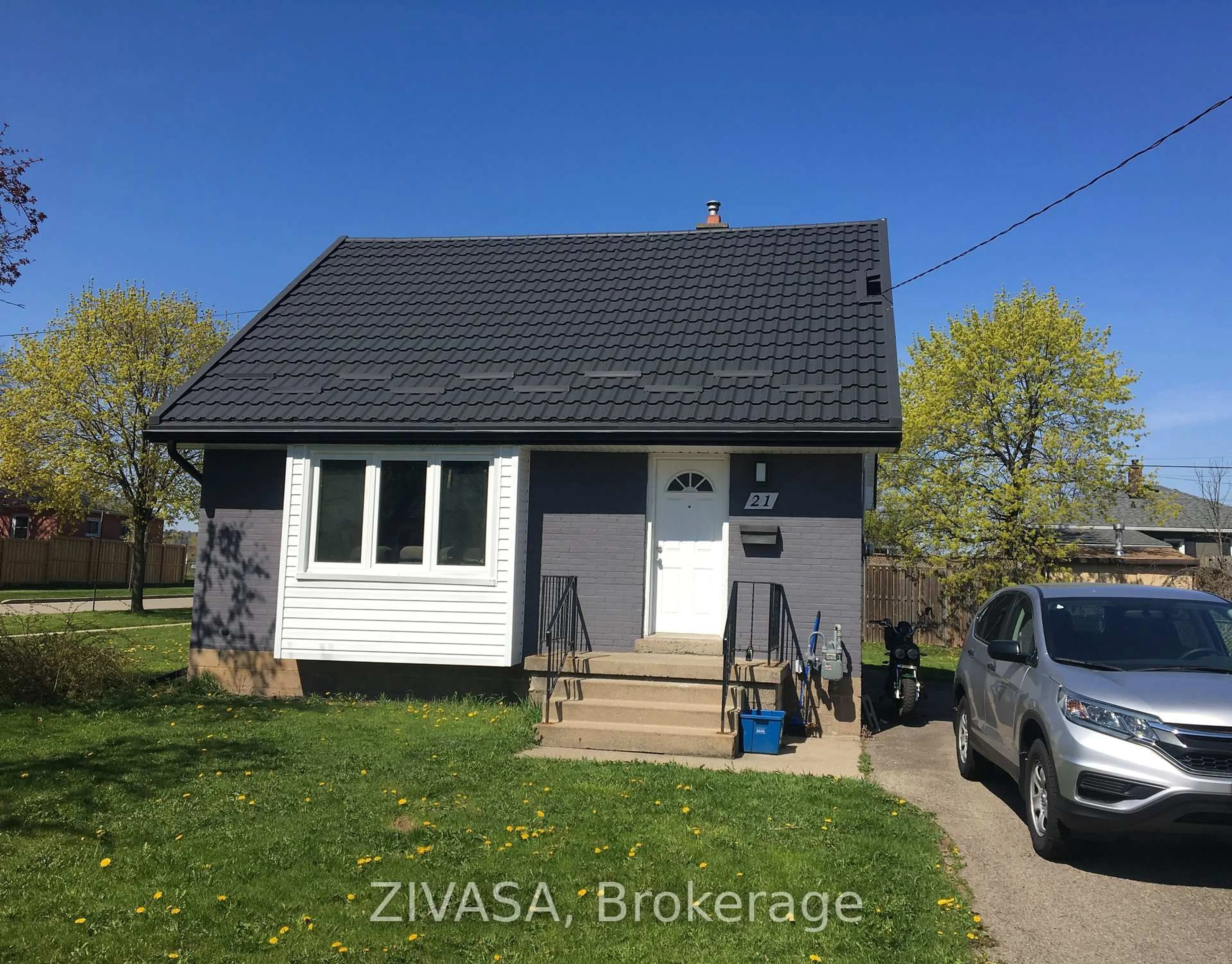 Home with vinyl exterior material, street for 21 Eaton Pl, Hamilton Ontario L8H 1N8