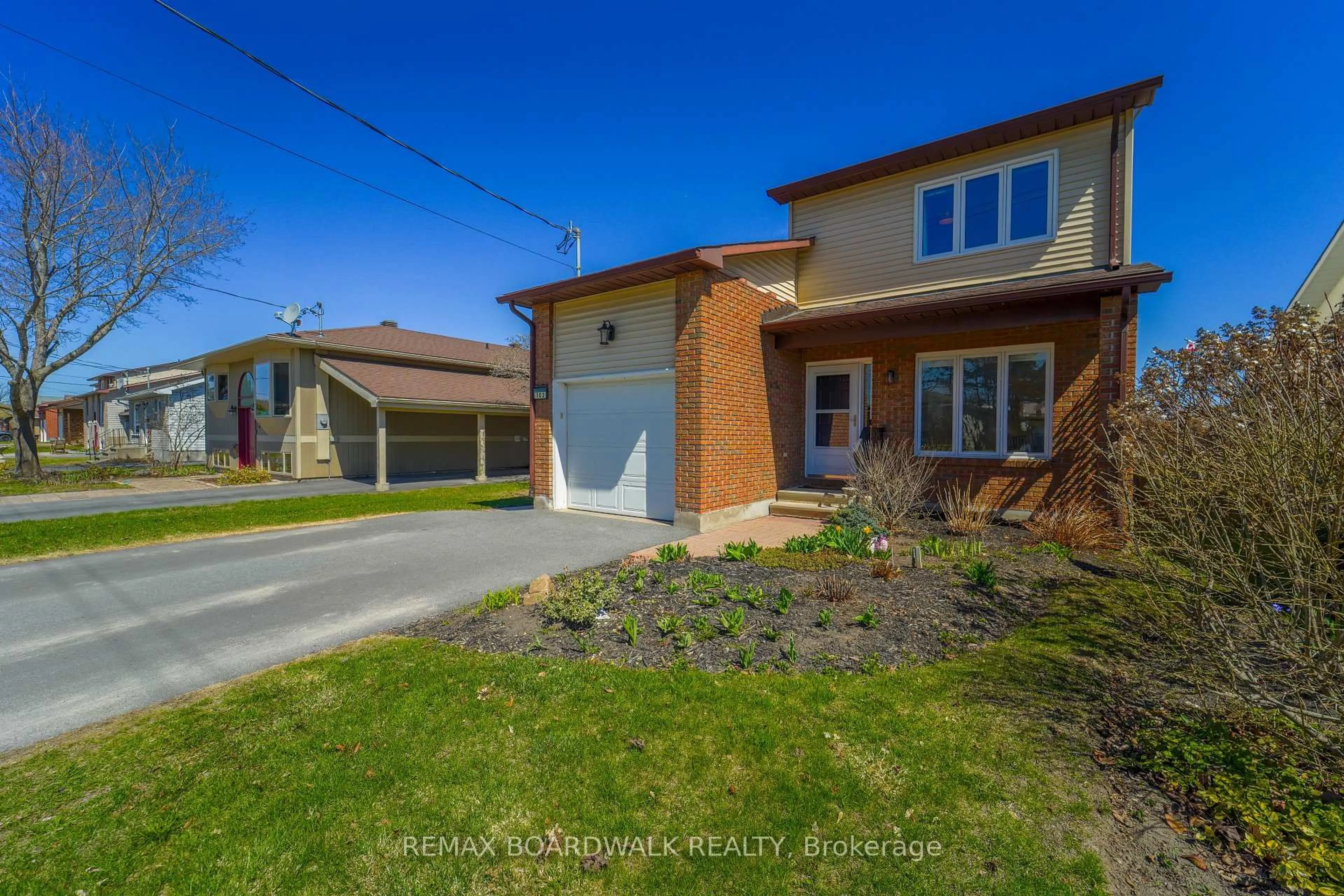 A pic from outside/outdoor area/front of a property/back of a property/a pic from drone, street for 102 Seventh Ave, Arnprior Ontario K7S 3S7